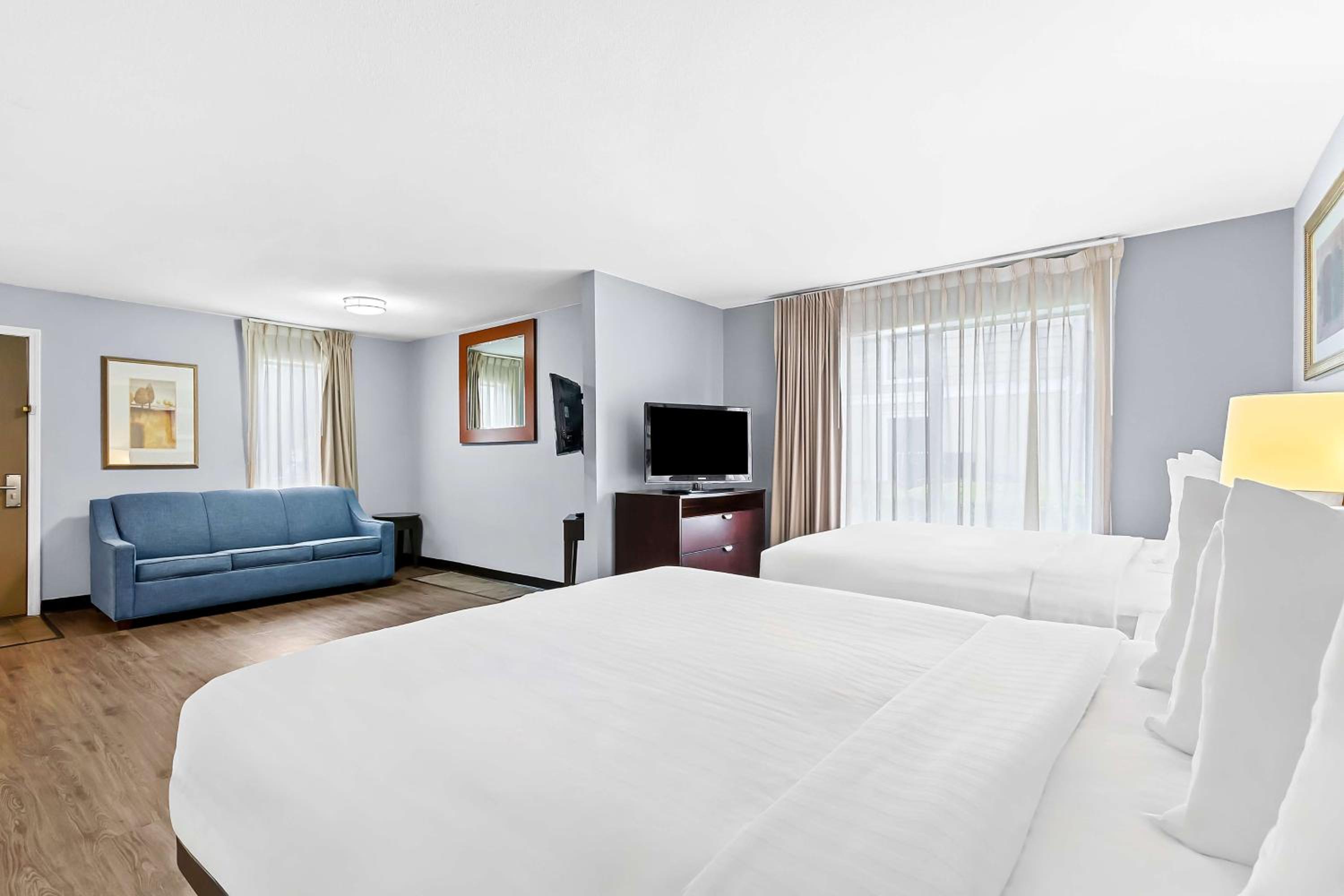 Queen Suite with Two Queen Beds - Photo 3