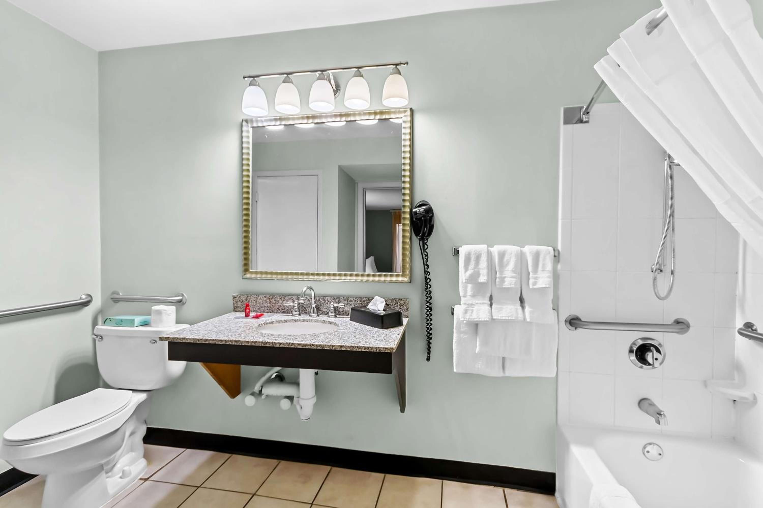 Suite with Mobility Accessible Tub - Photo 4