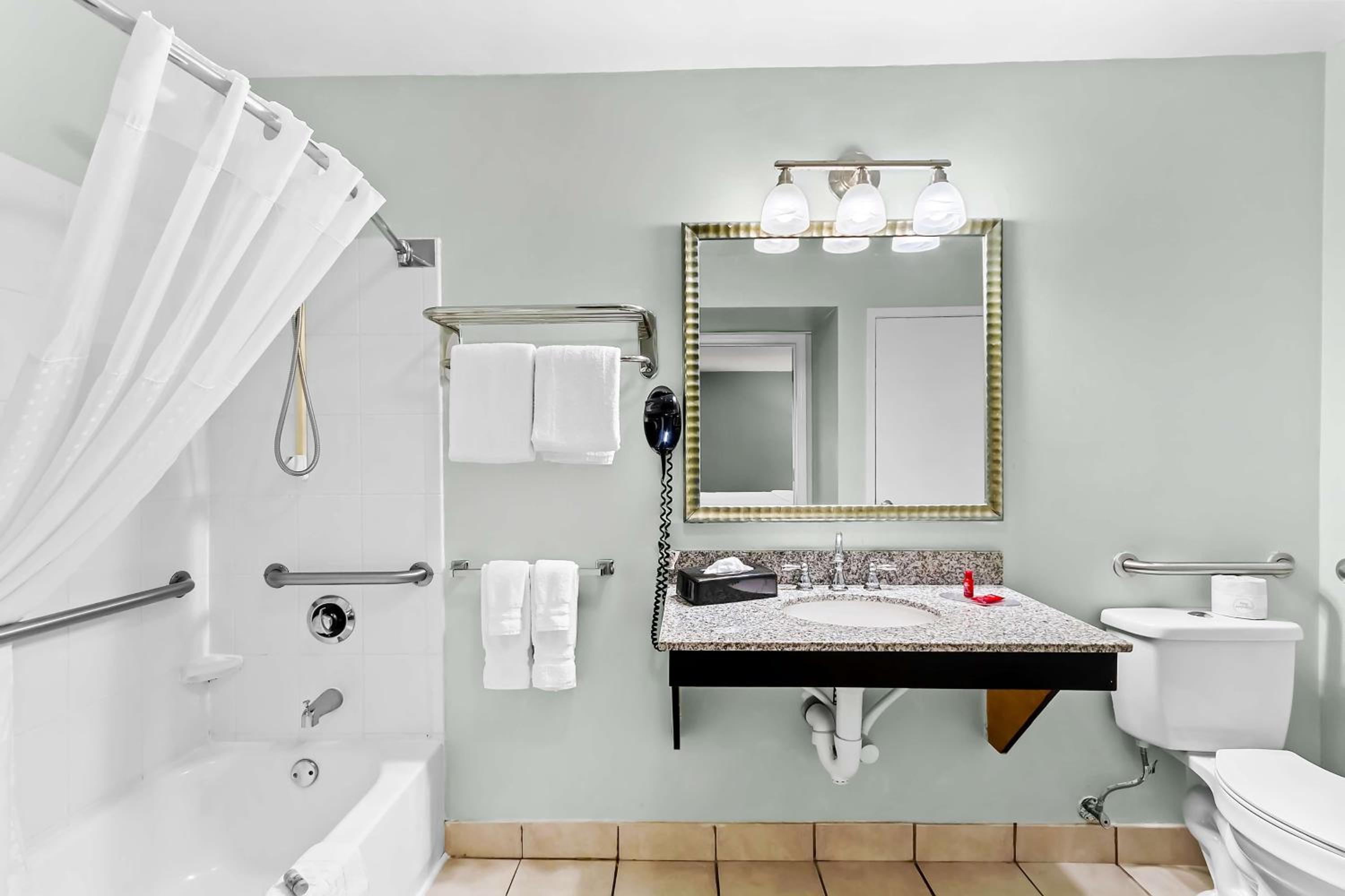 King Suite with Bath Tub, Sofa Bed and Full Kitchen - Disability/Non-Smoking - Photo 3