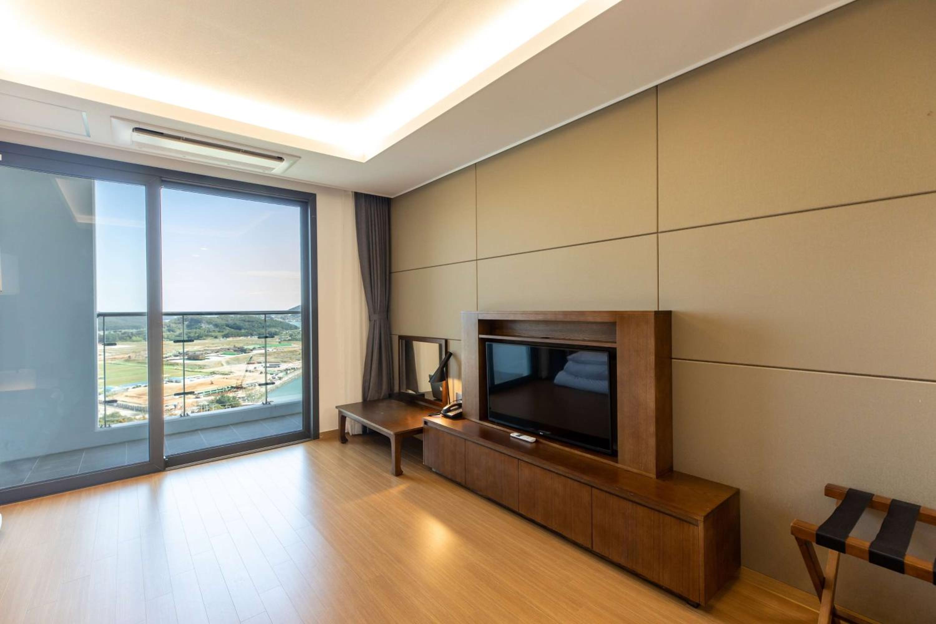 Deluxe Ondol Room with Partial Ocean View - Photo 4