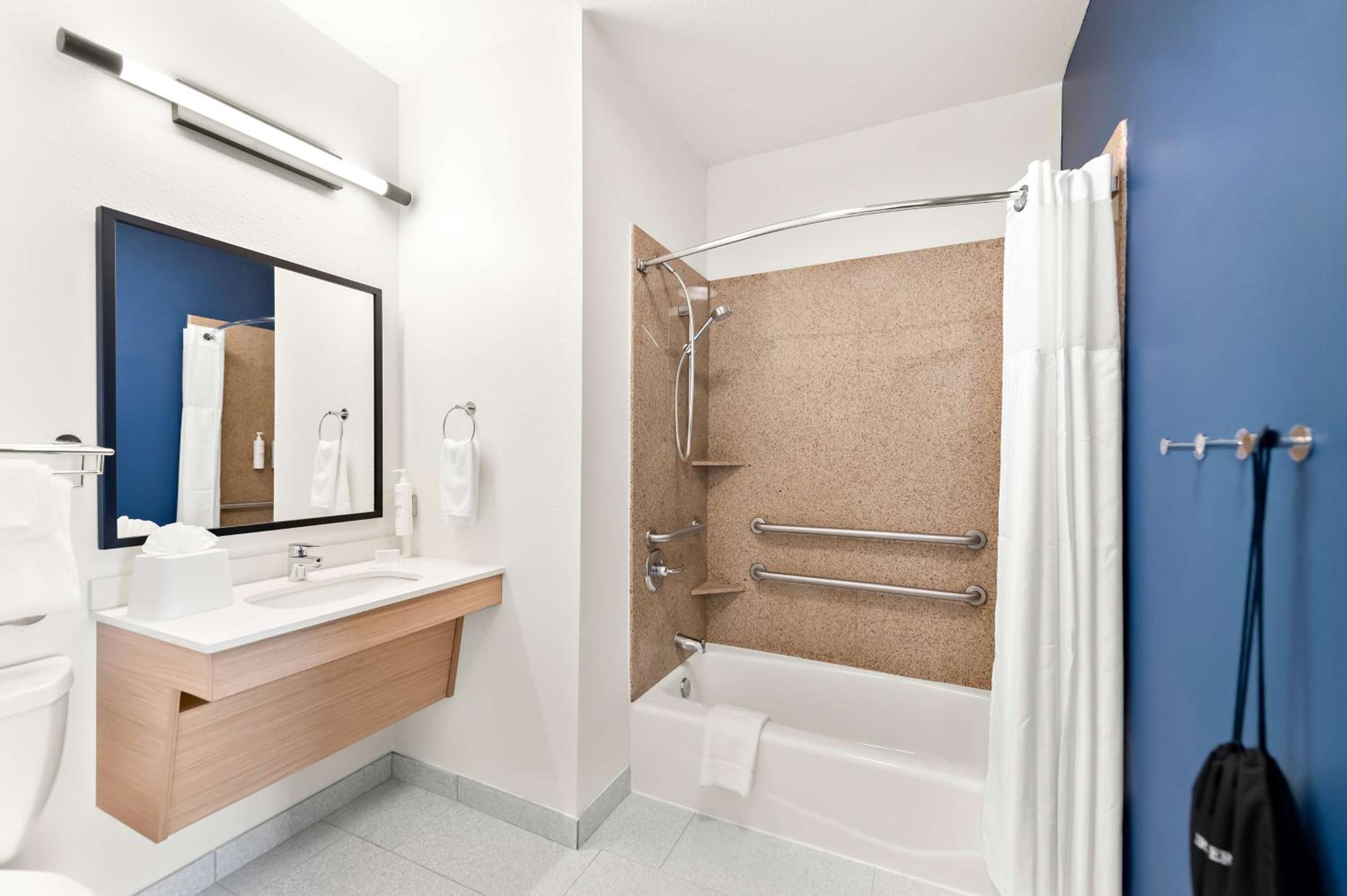 King Room with Bath Tub - Mobility/Hearing Access - Photo 6