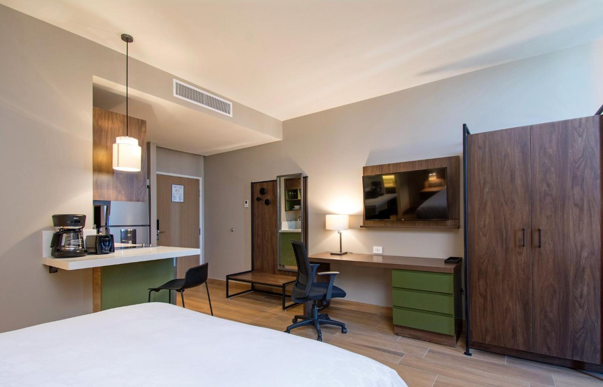 Available room thumbnail 6