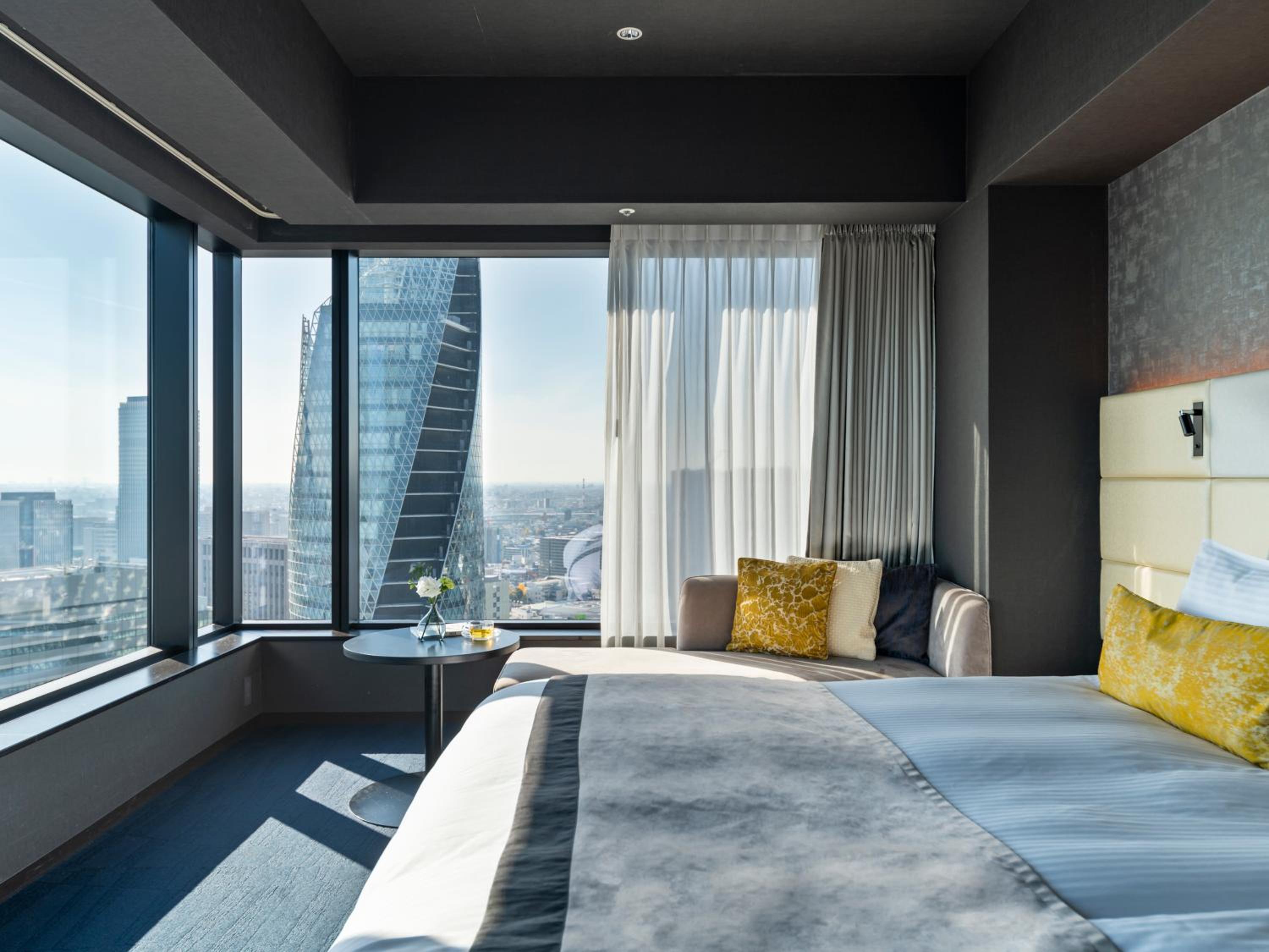 Deluxe Corner Twin Room With City View