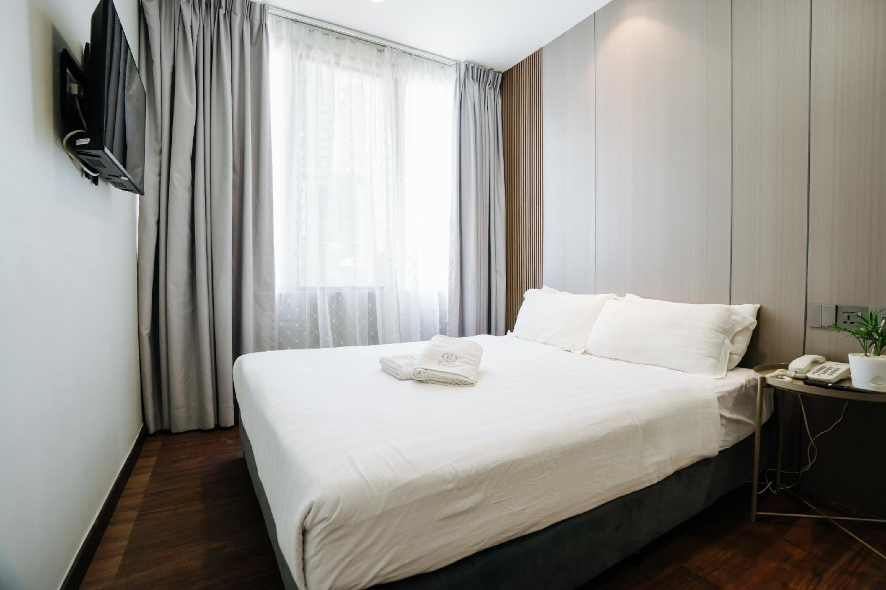 Deluxe Queen Room - Photo 7