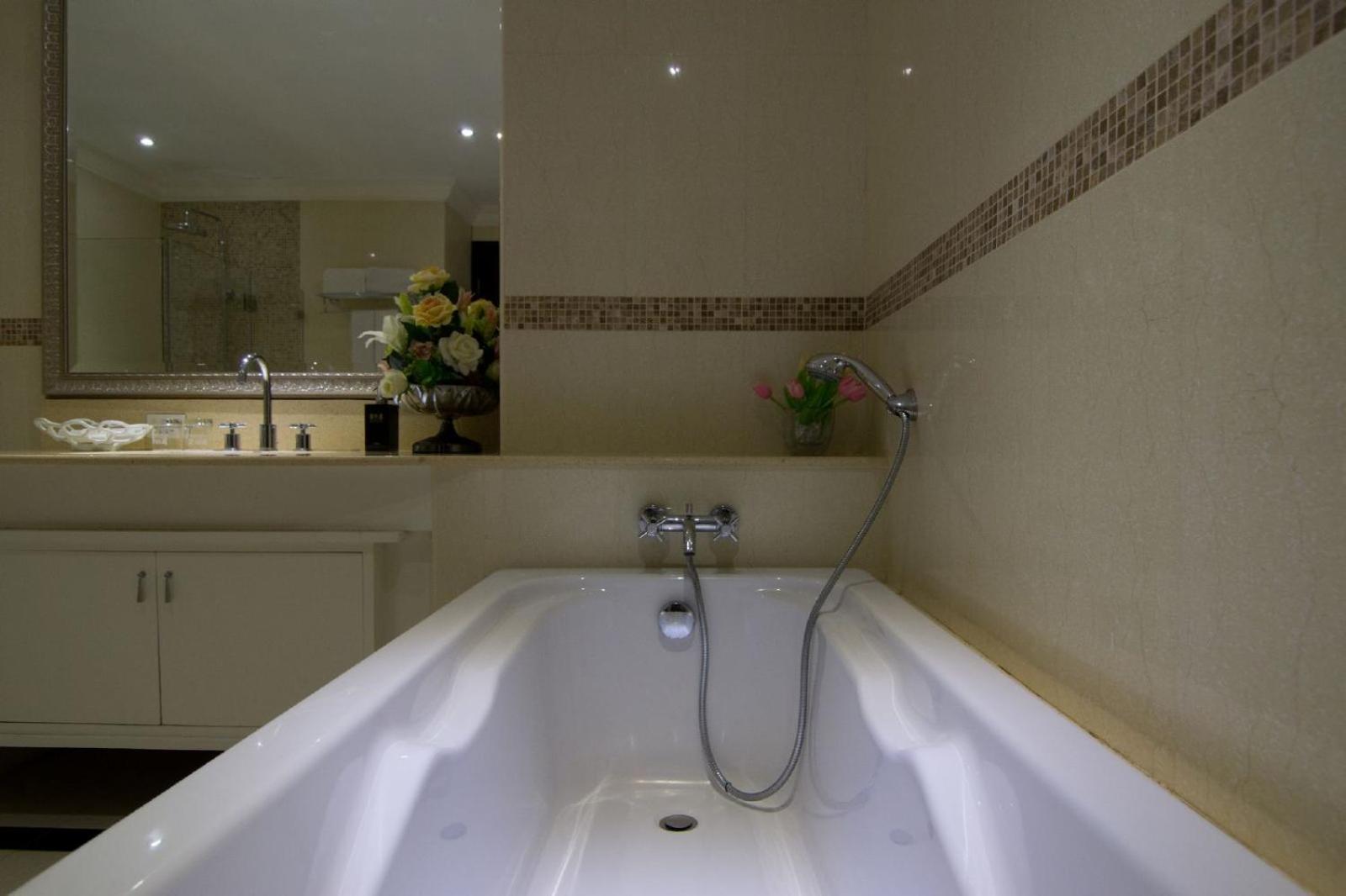 Executive One-Bedroom Suite - Photo 8