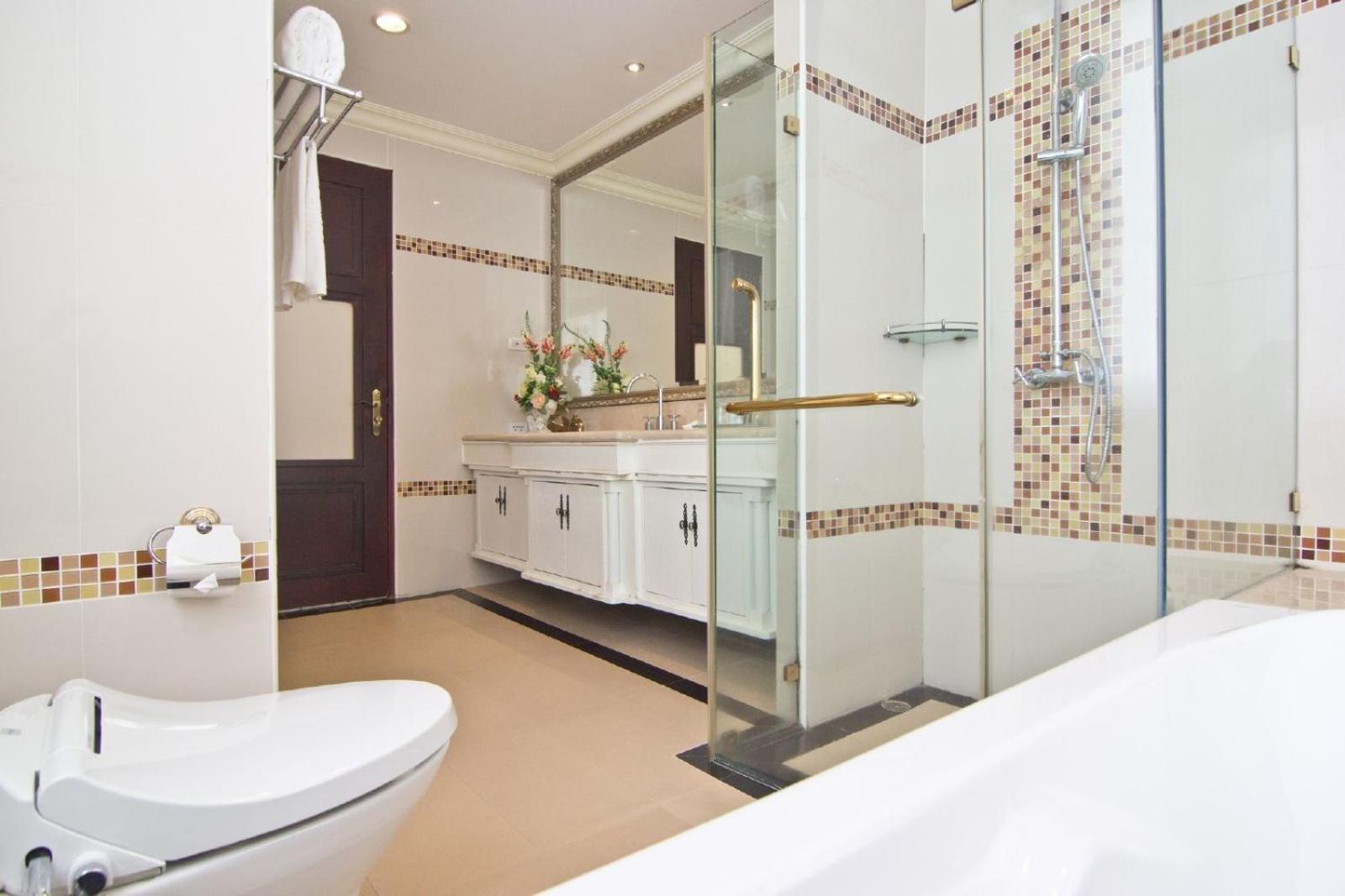 Duplex Three-Bedroom Suite - Photo 3