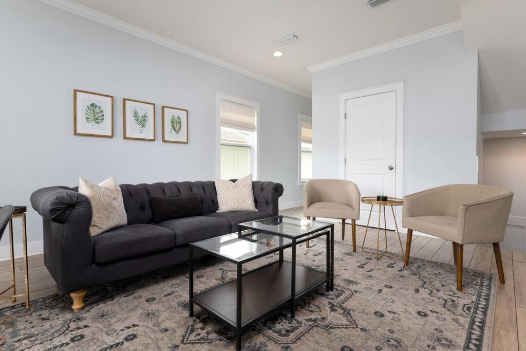 Six-Bedroom House photo 1