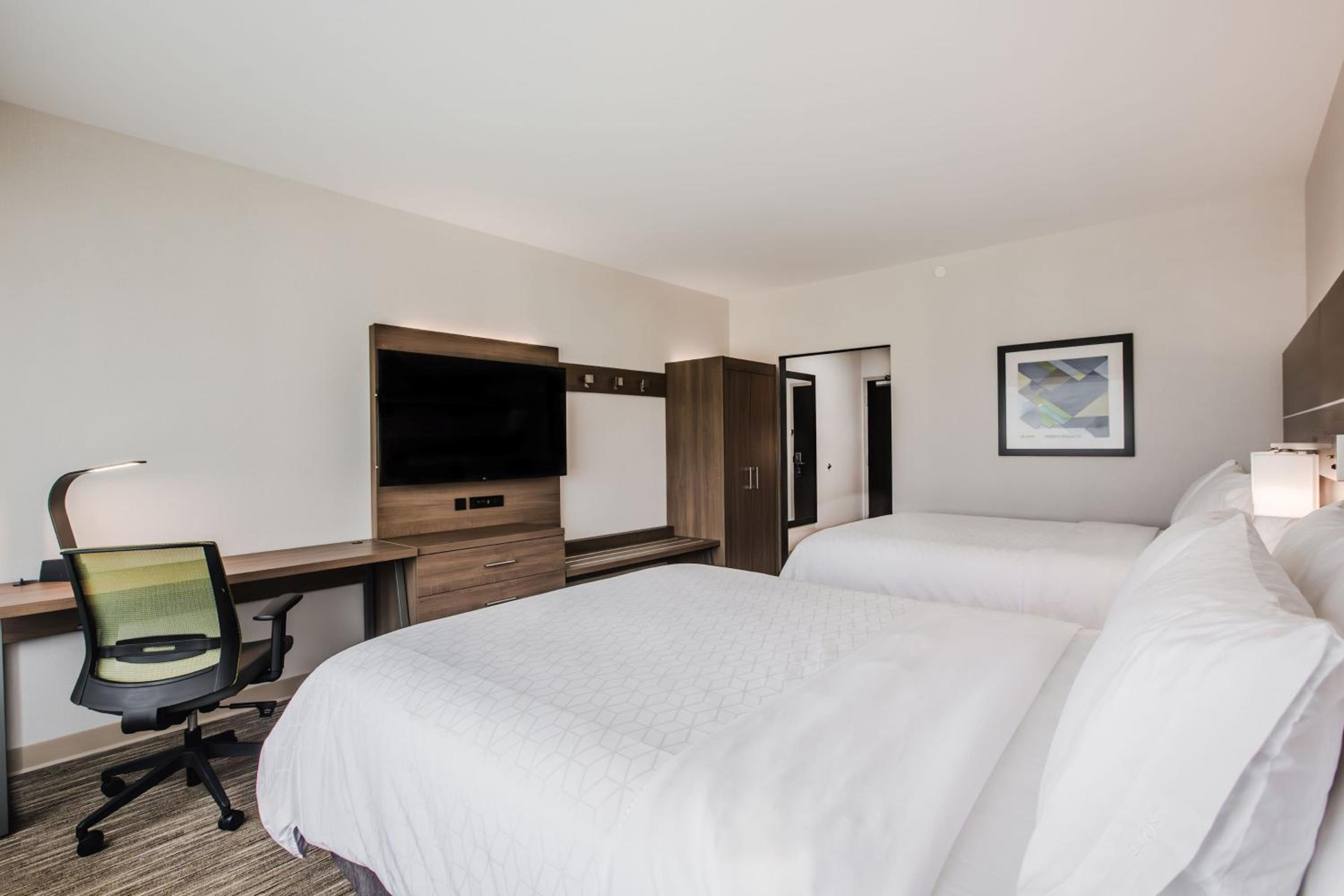 Standard Room with Two Queen Beds - Photo 8