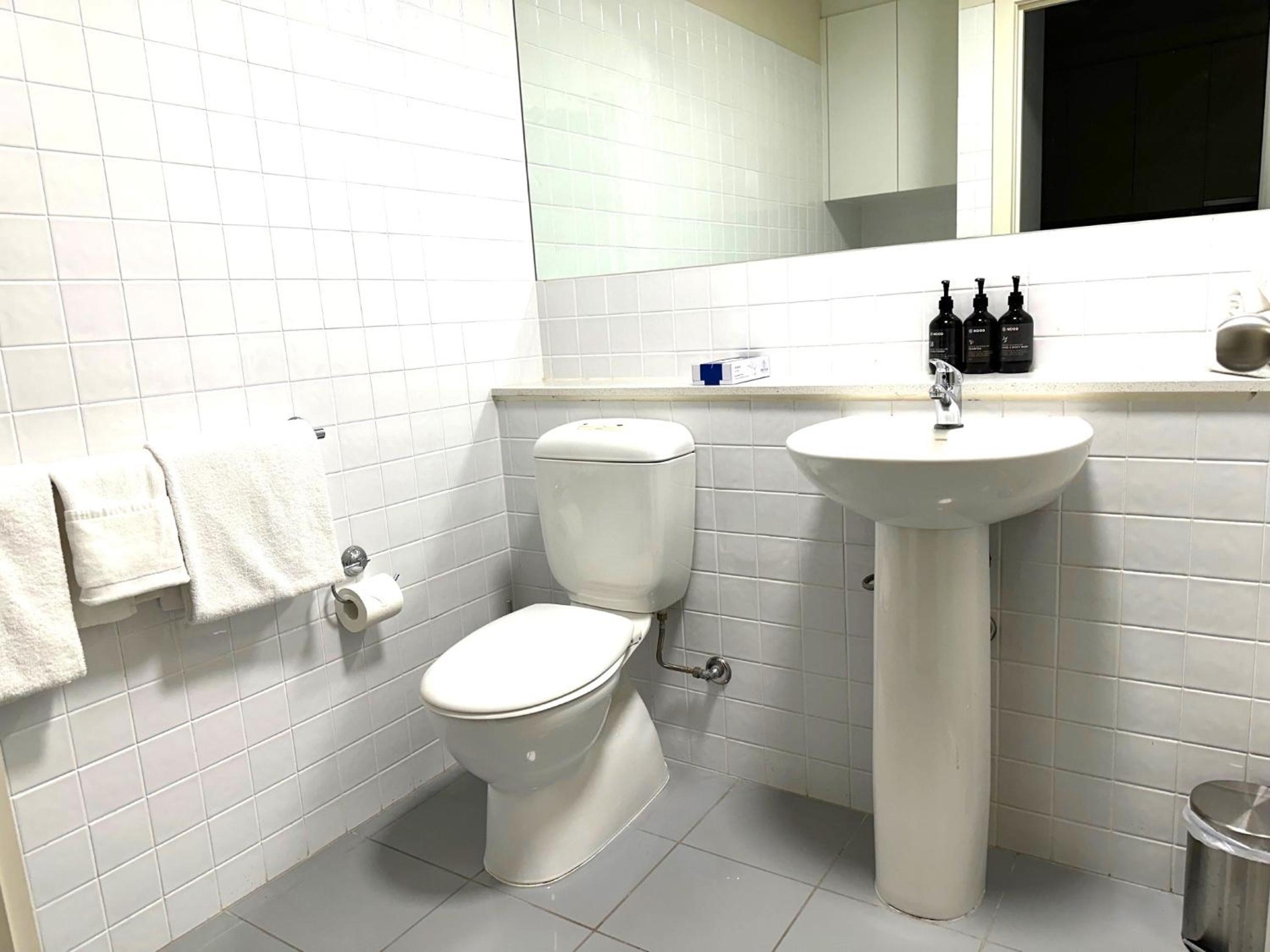 Two-Bedroom Apartment Free Wifi - Photo 2
