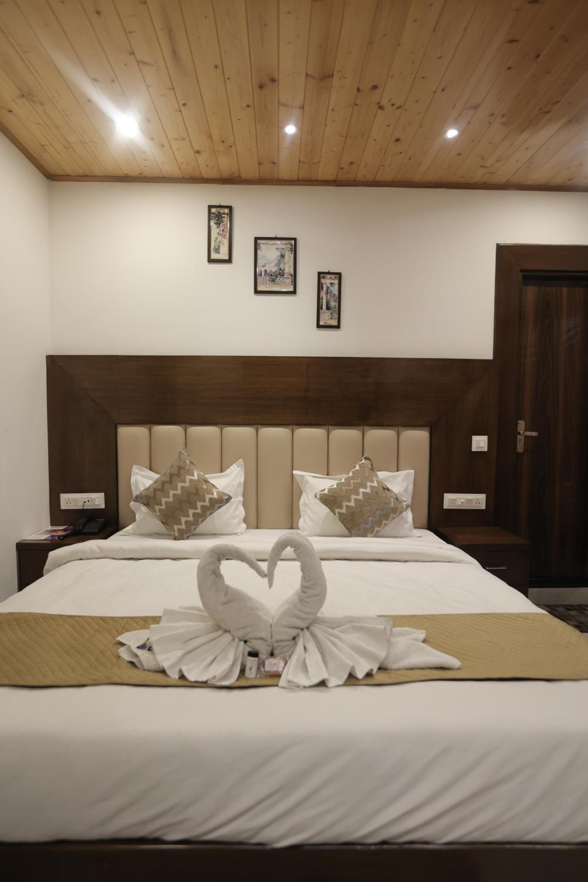 Deluxe Double Room with Balcony photo 2