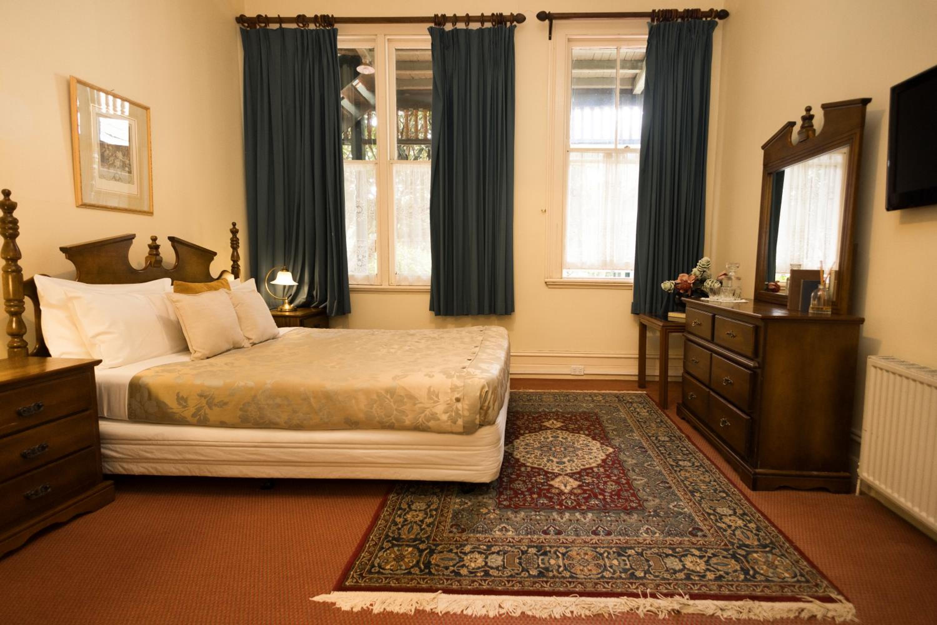 Queen Room photo 2
