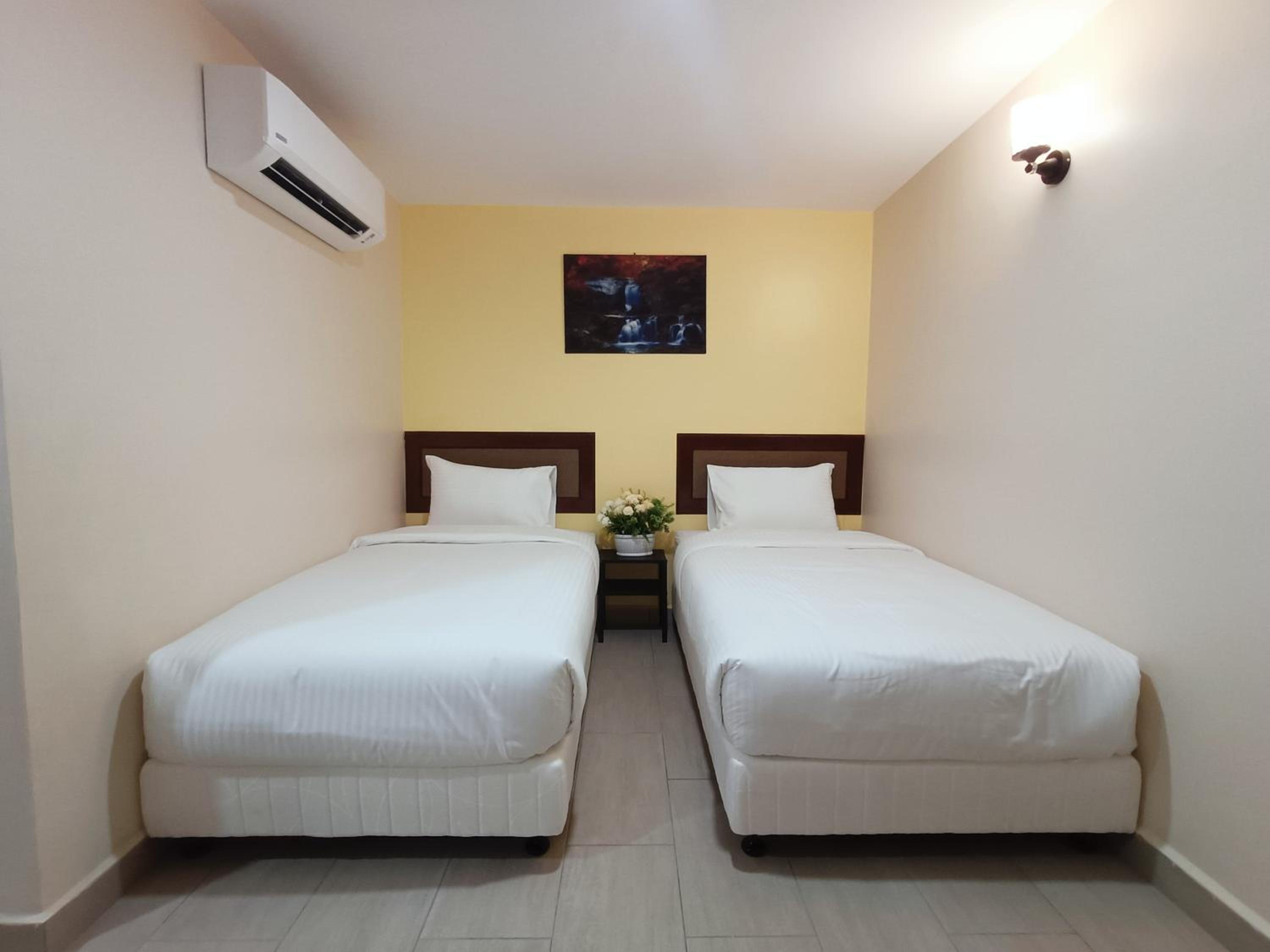 Deluxe Twin Room - Photo 12
