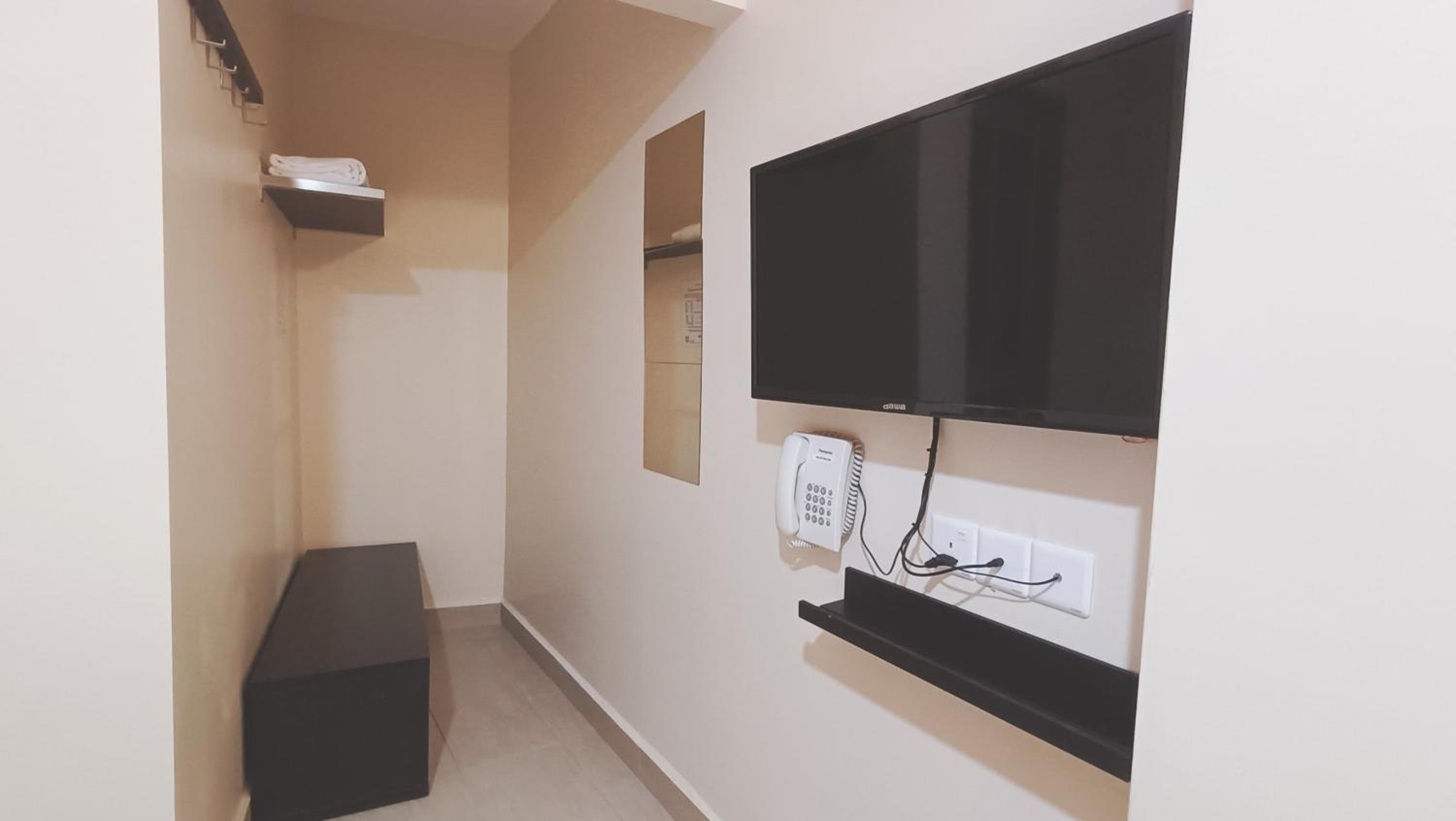 Deluxe Queen Room - Photo 13
