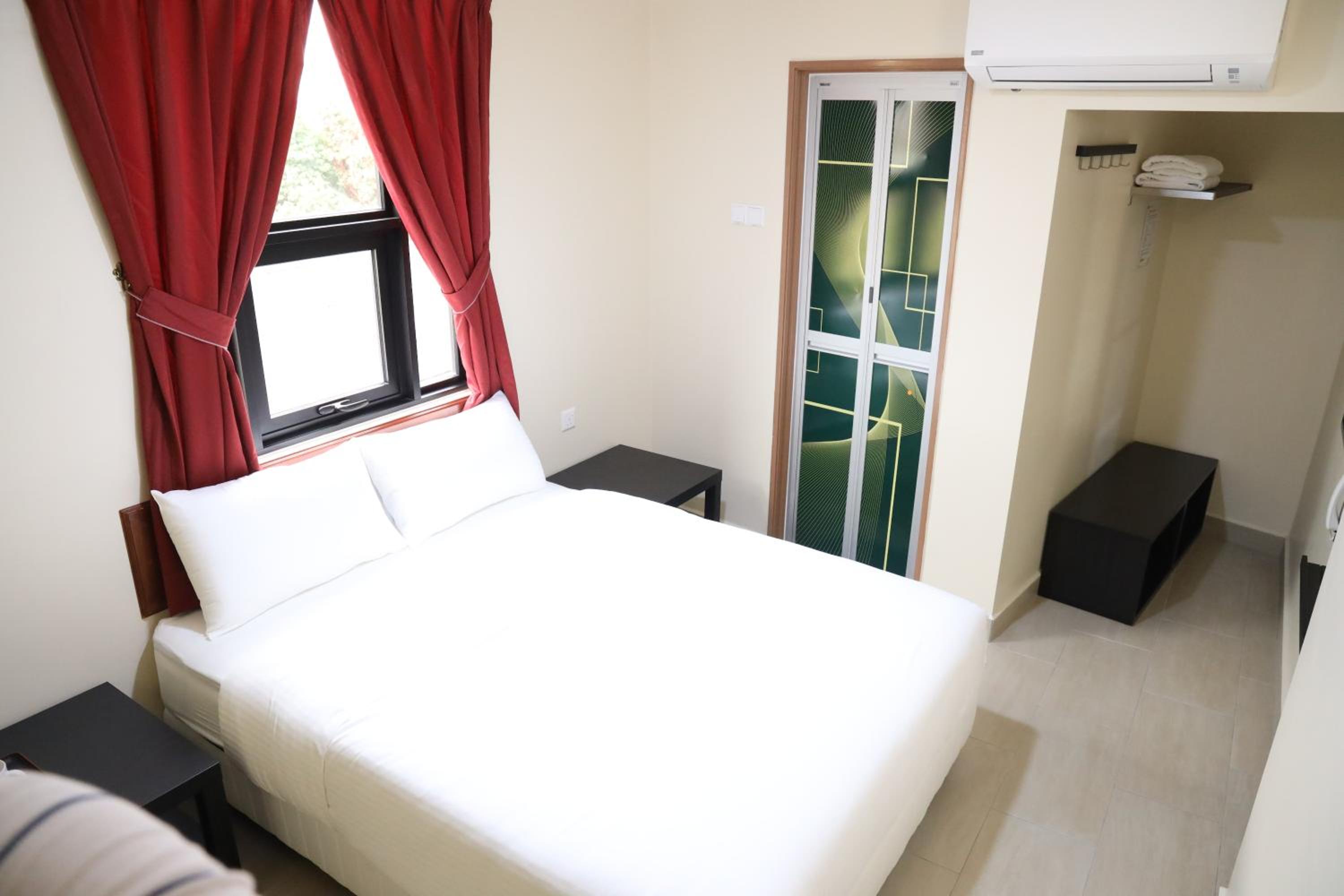 Deluxe Queen Room - Photo 9