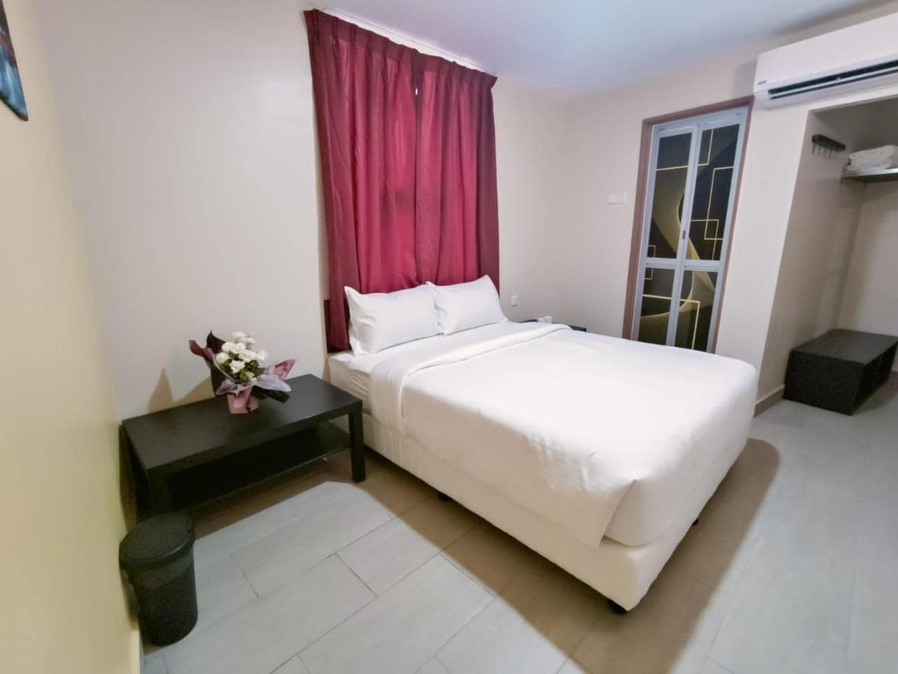 Deluxe Queen Room - Photo 12