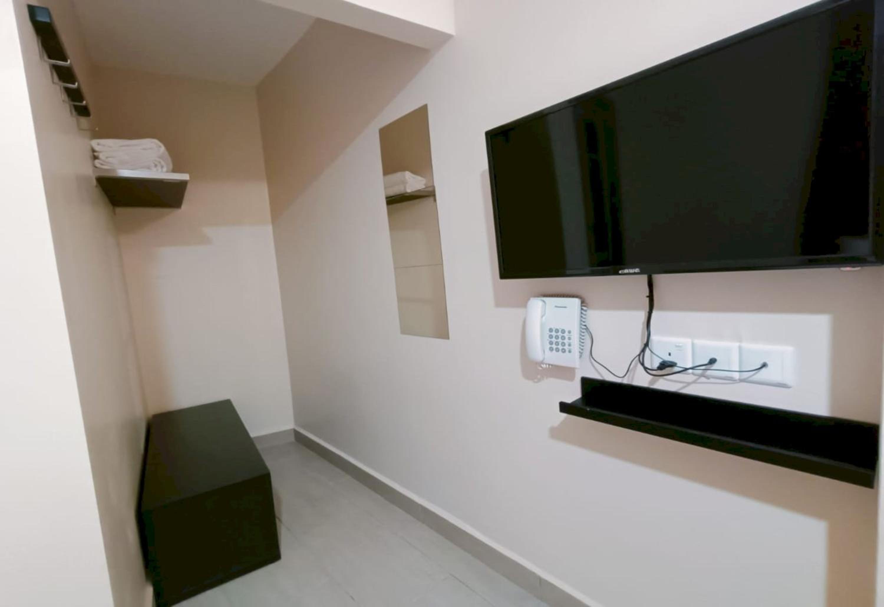 Deluxe Queen Room - Photo 14