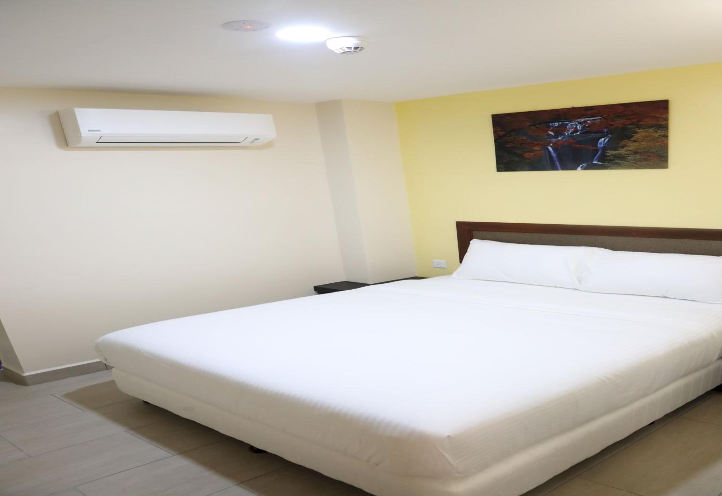 Deluxe Queen Room - Photo 16
