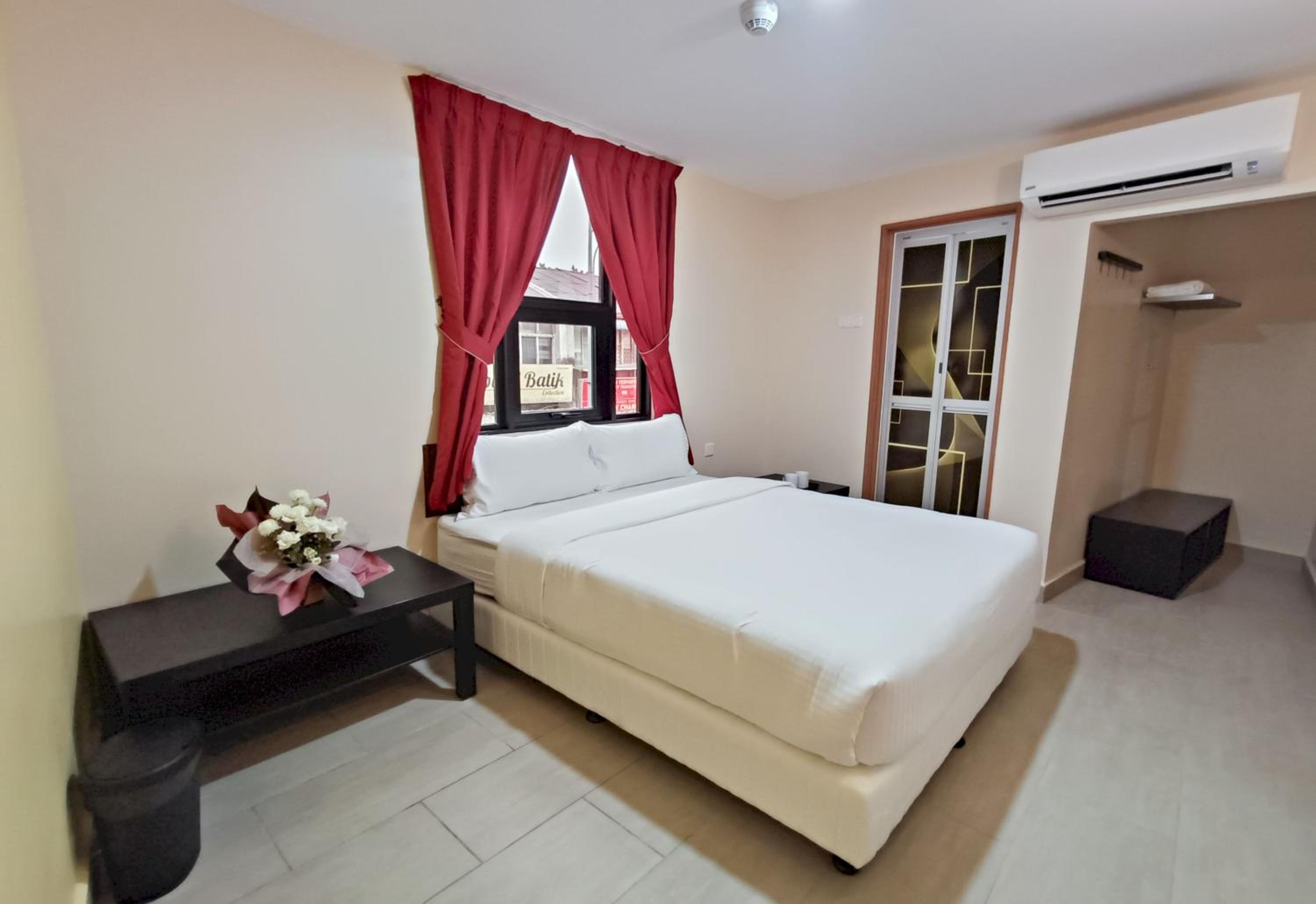 Deluxe Queen Room - Photo 11