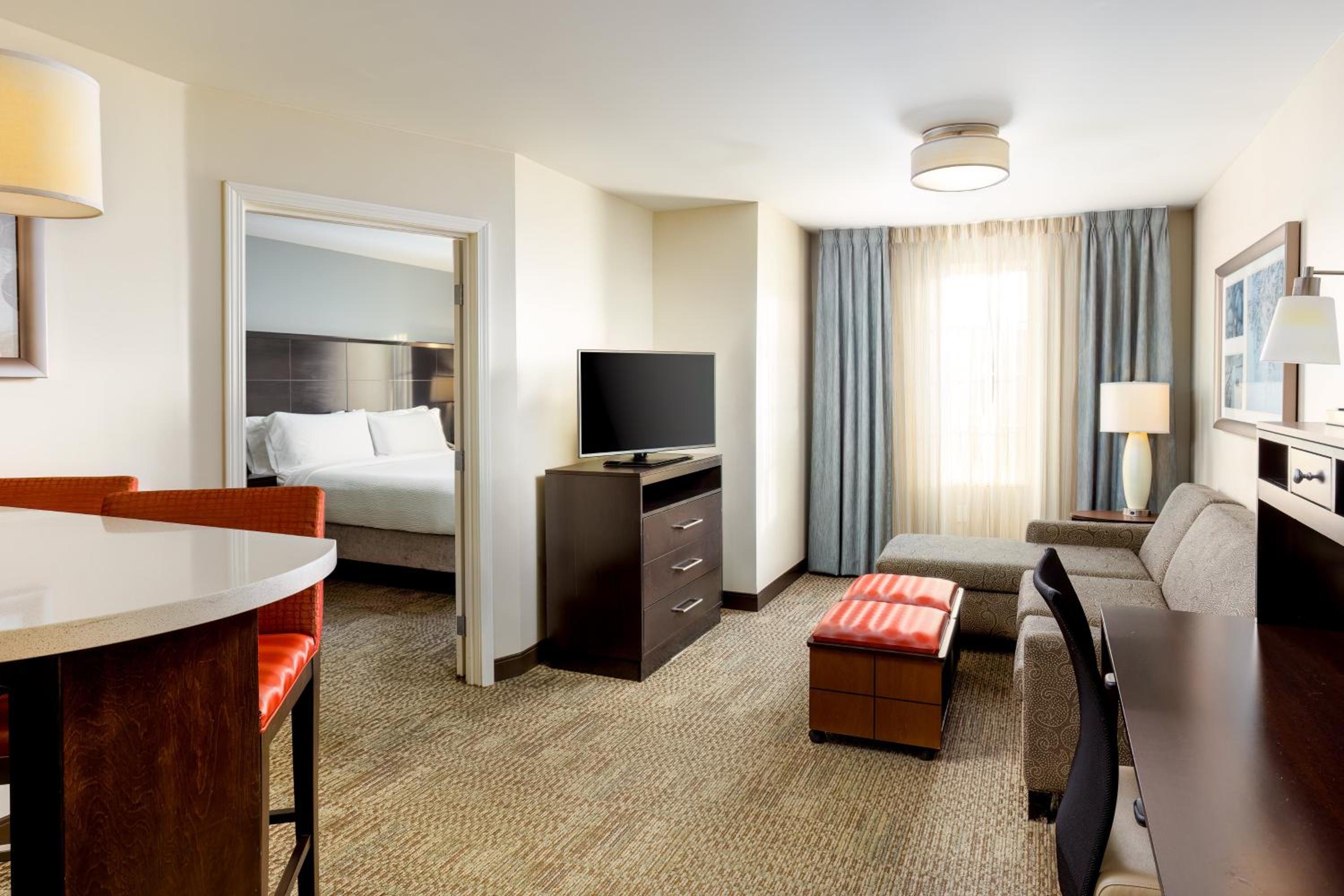 Two Bedroom Suite with One Queen Bed and Two Double Beds - Non-Smoking photo 2