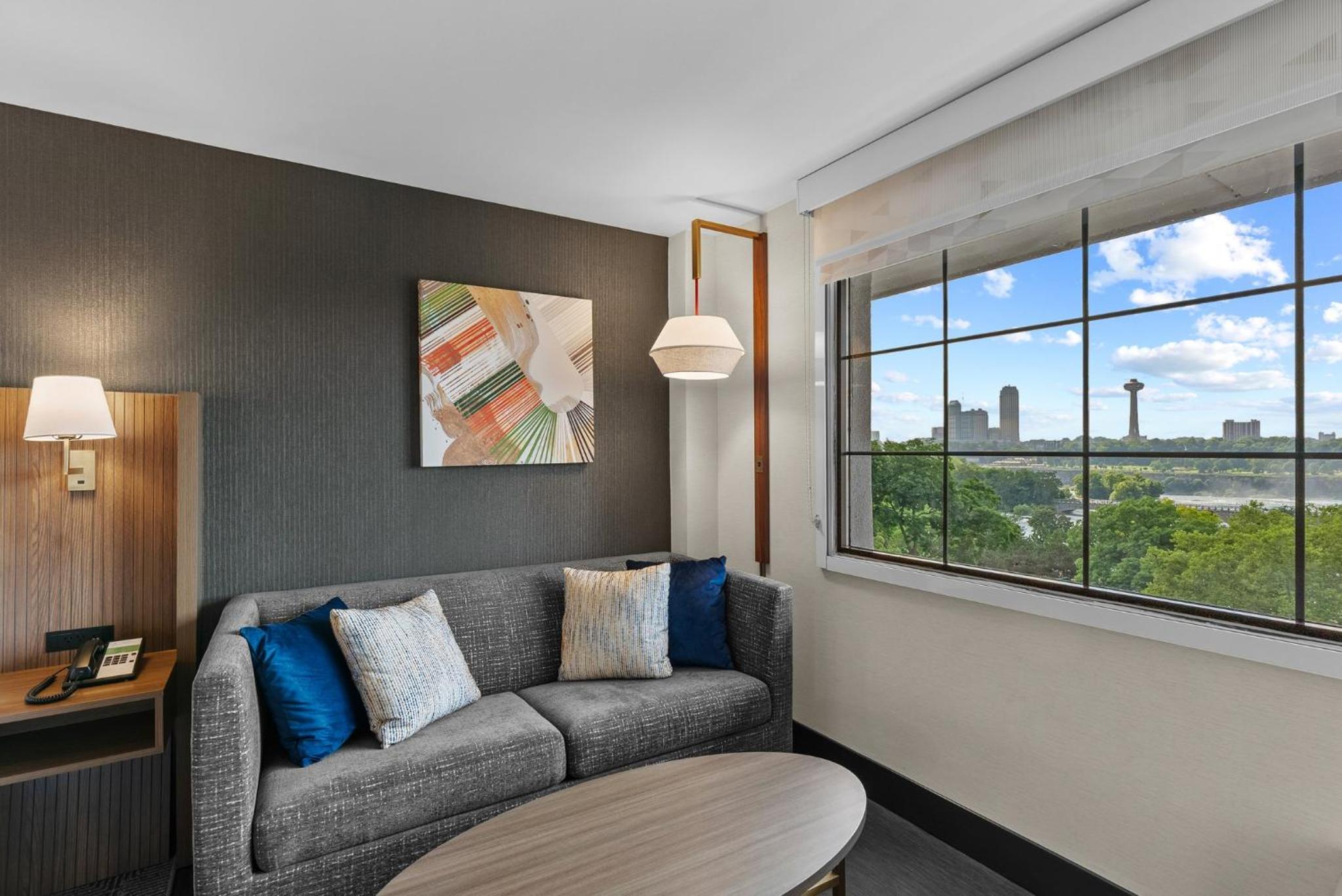 Premium King with Canadian Skyline View - Photo 3