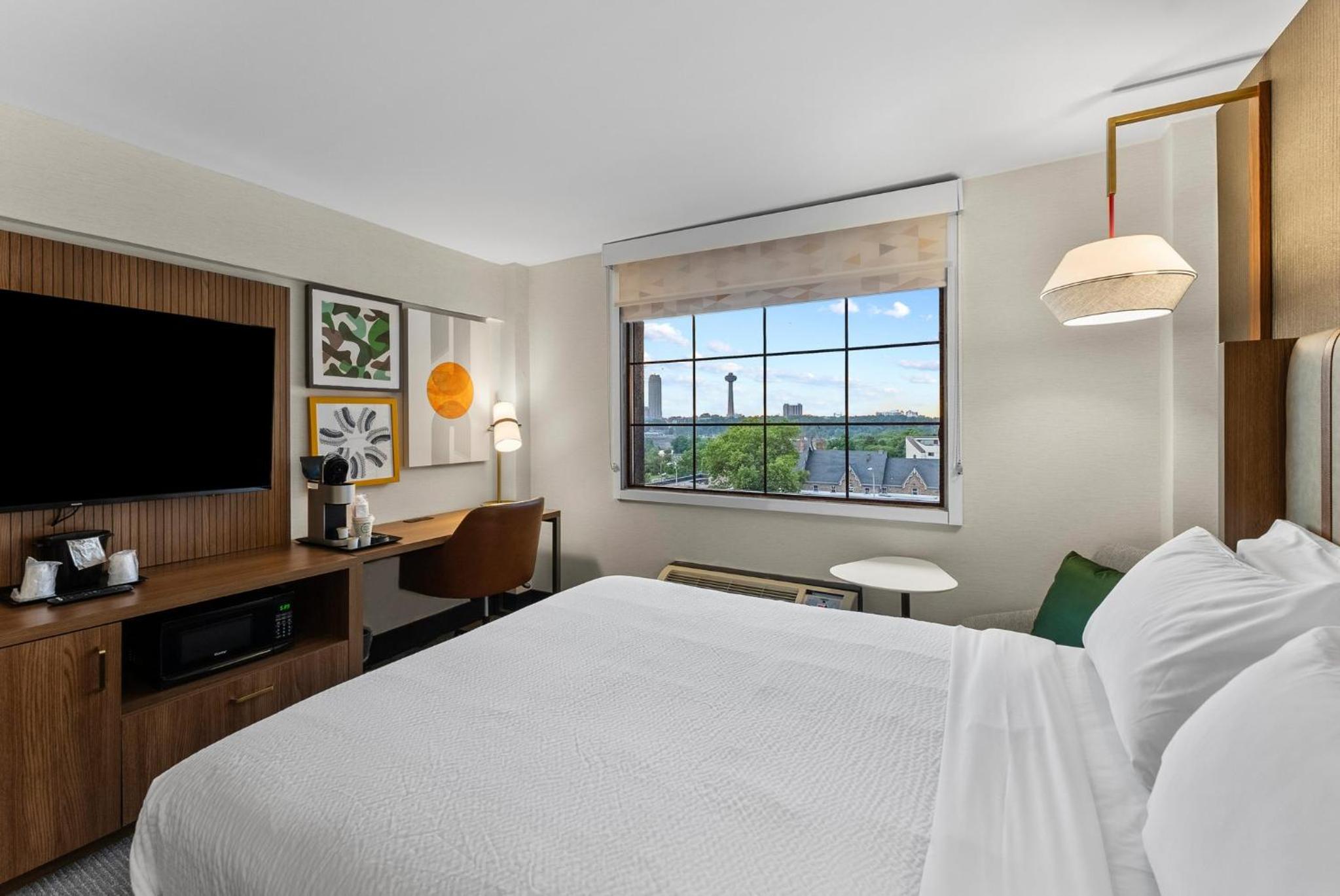 Premium King with Canadian Skyline View - Photo 30