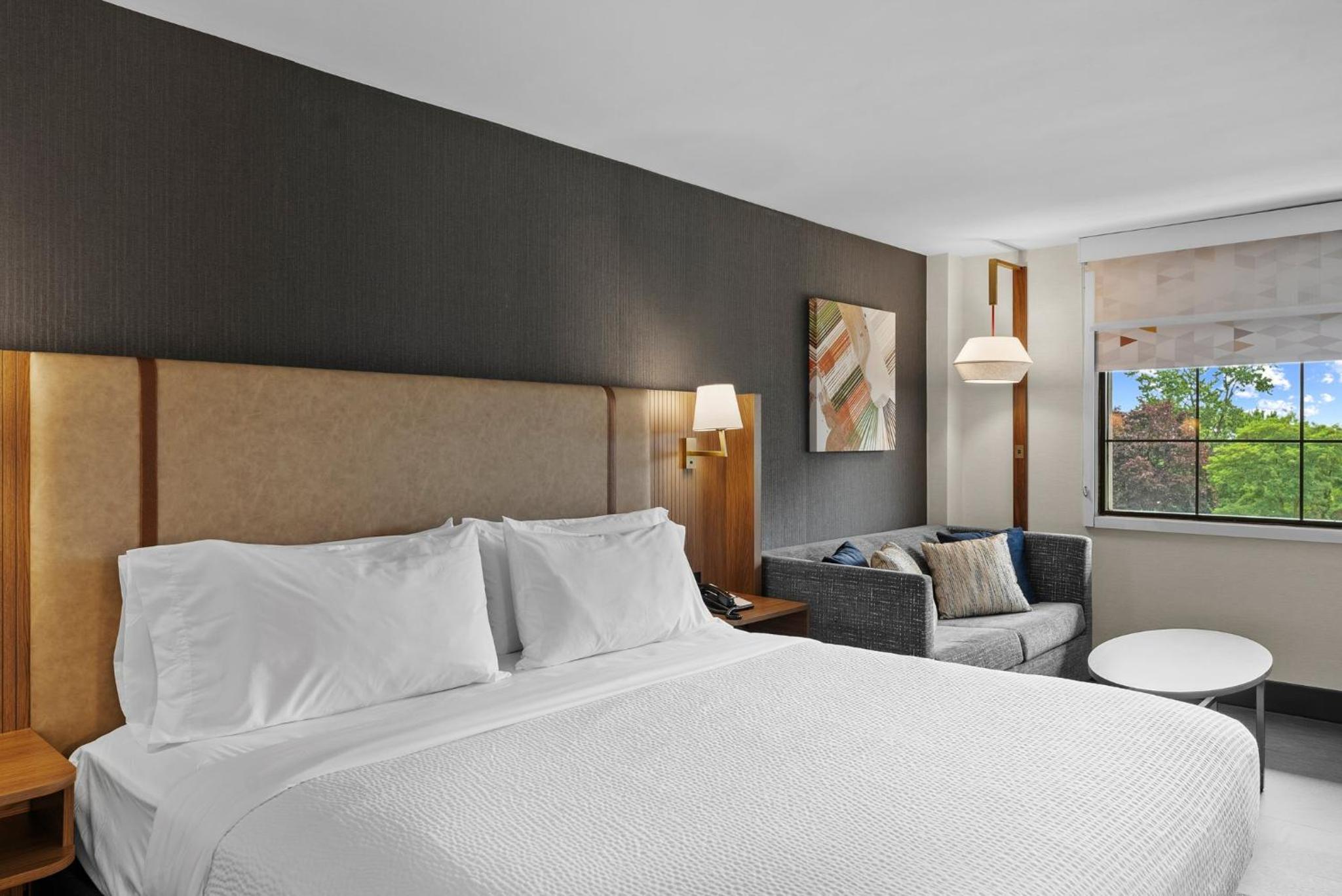 Standard King Room - Photo 18