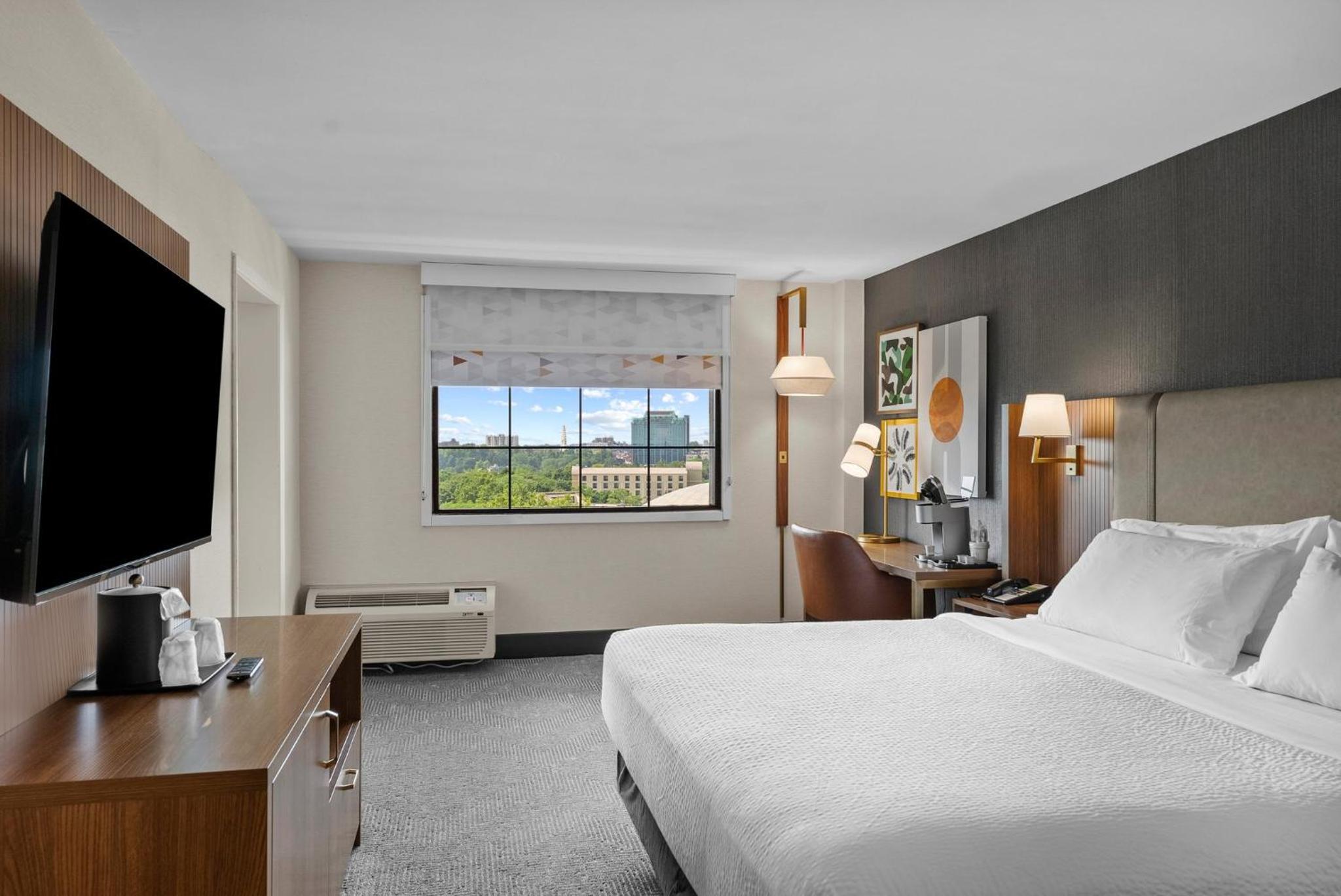 Premium King with Canadian Skyline View - Photo 33