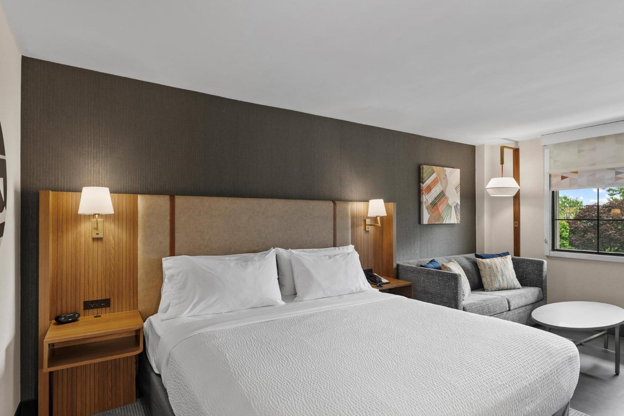 Standard King Room - Photo 17