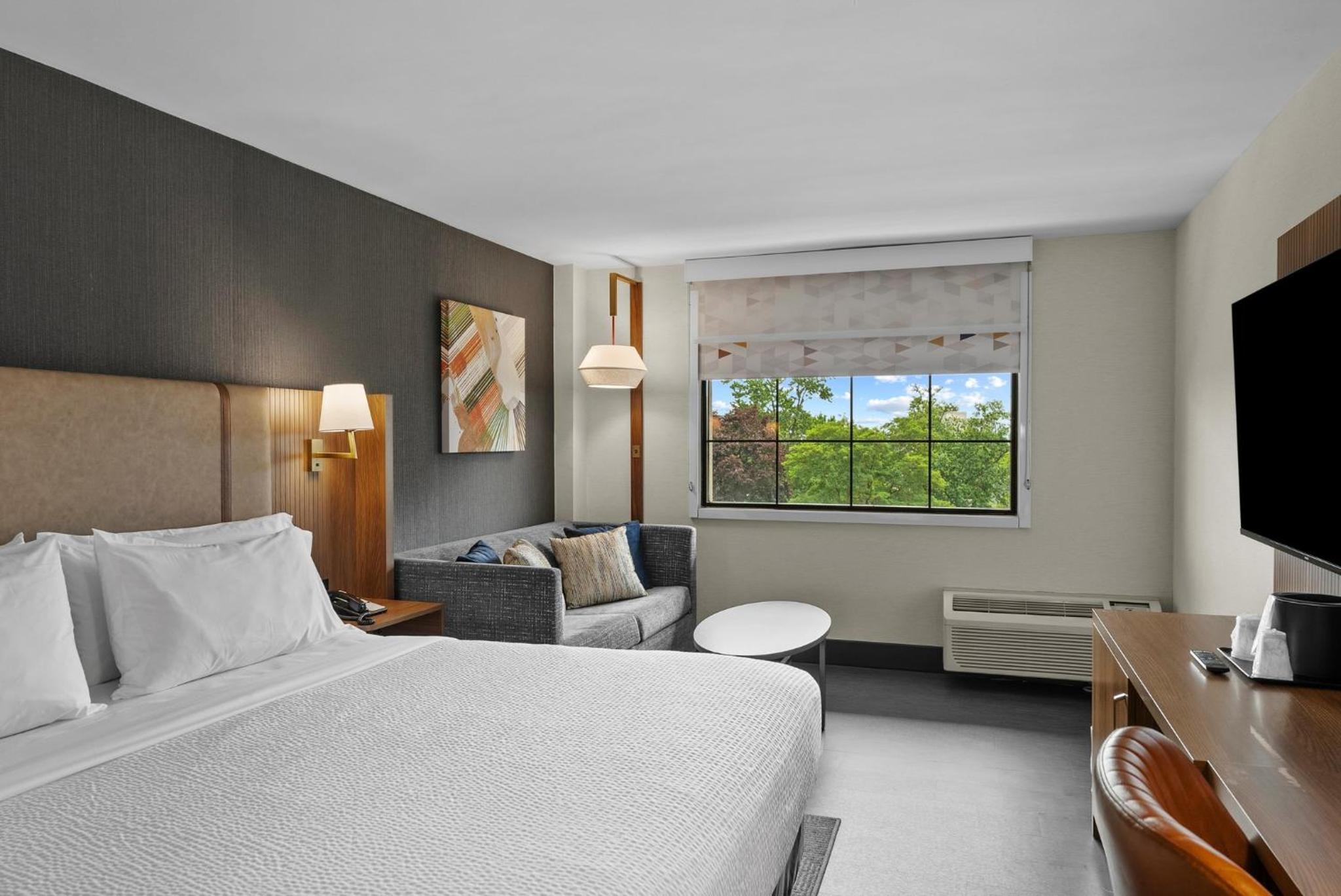 Standard King Room - Photo 20