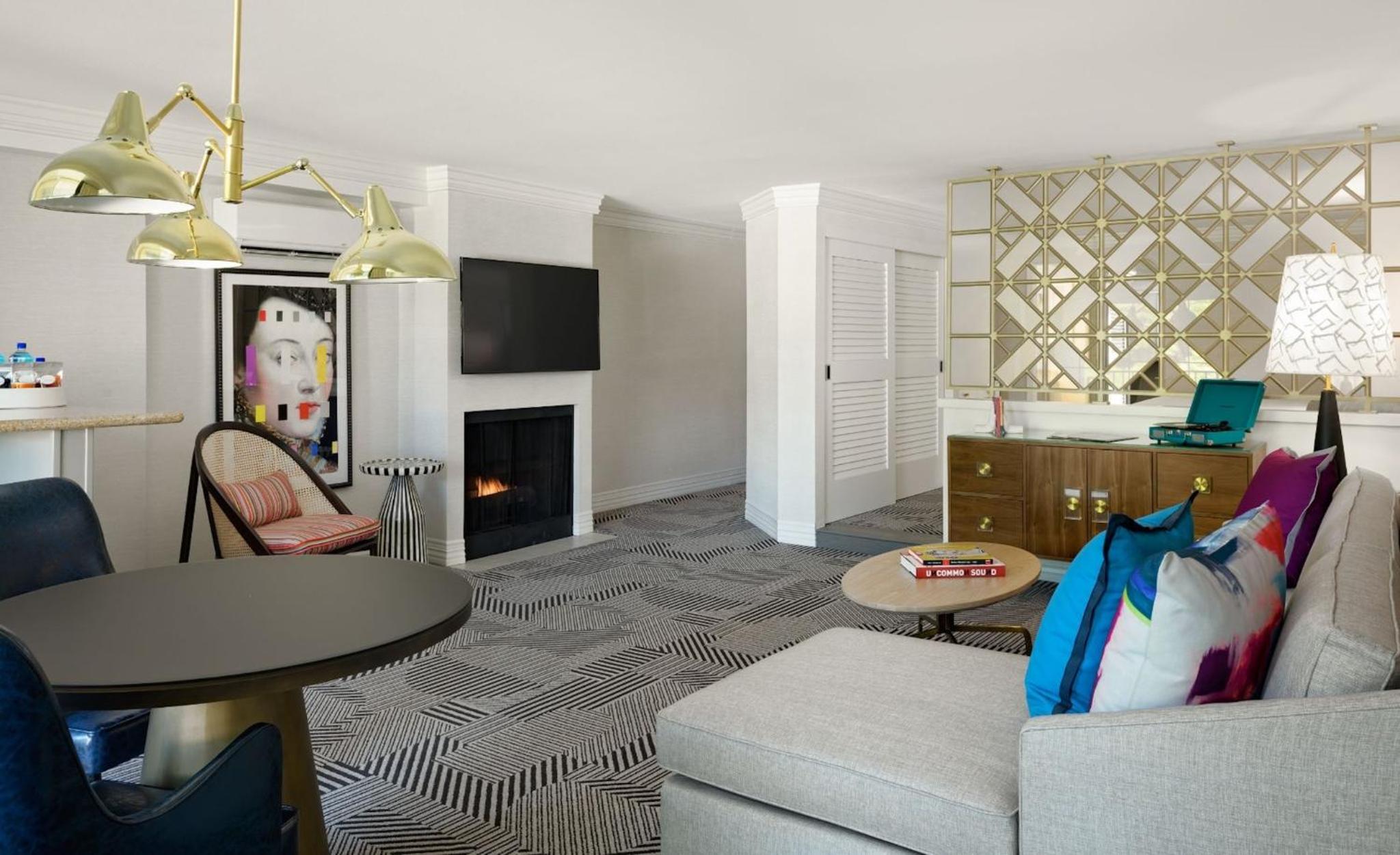 Premier 2 Queens Suite with Balcony