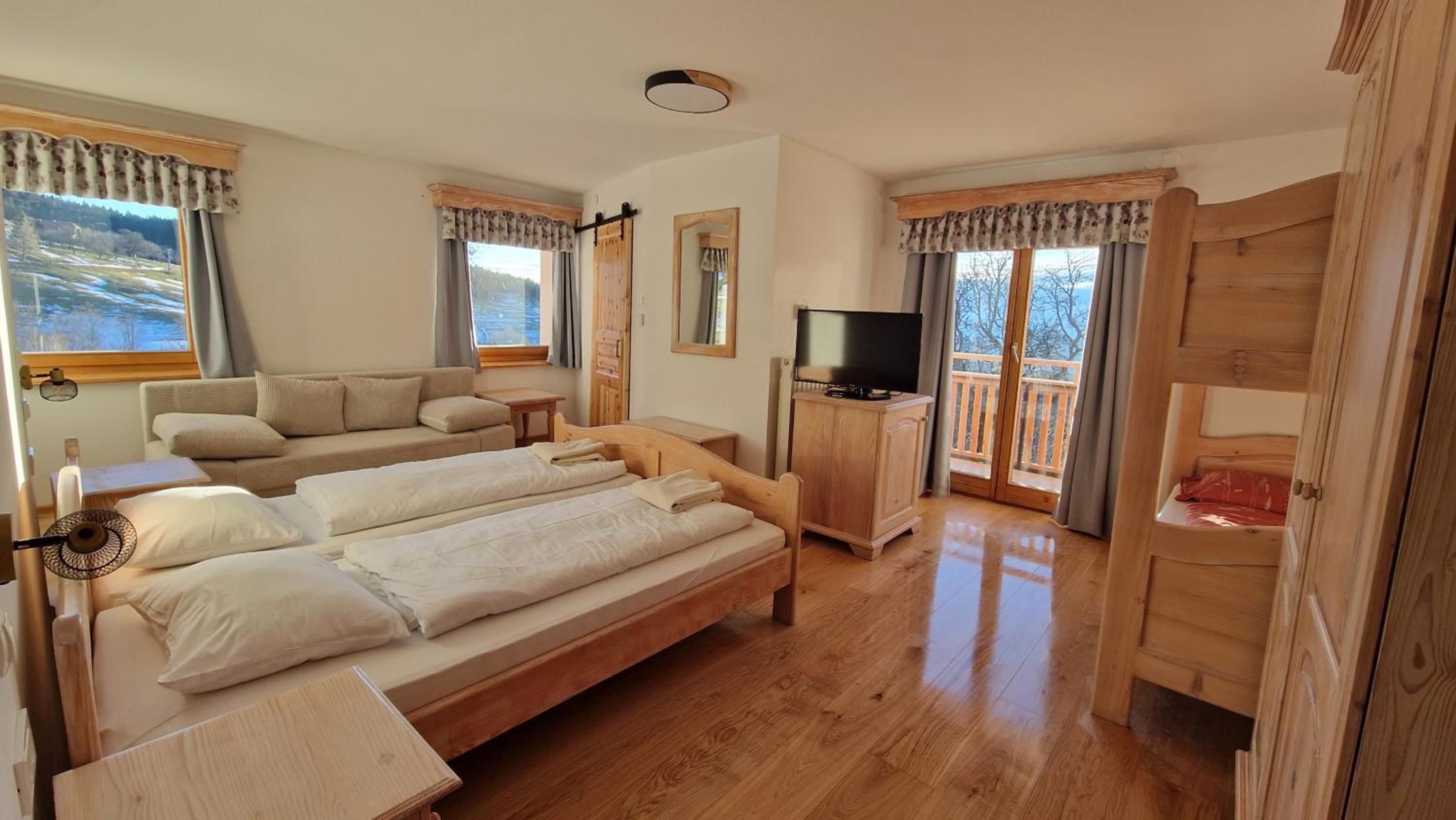 Family Room with Balcony photo 3