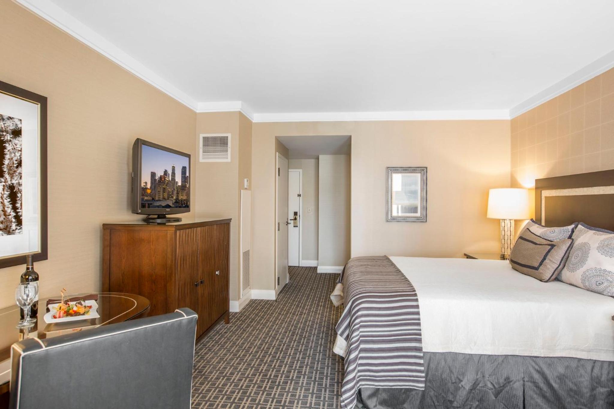 Premier King Room thumbnail 5