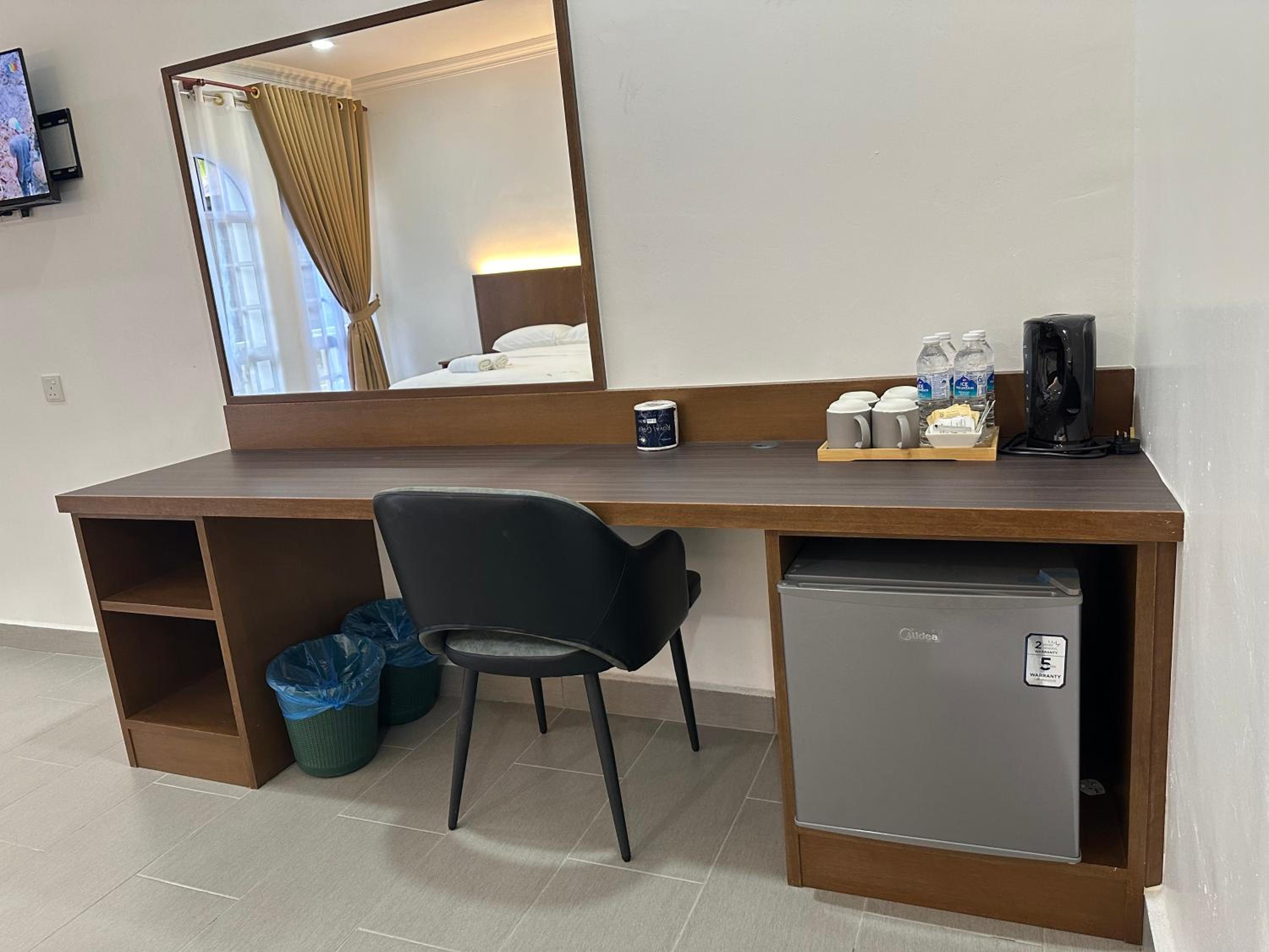 Deluxe Family Suite - Photo 10