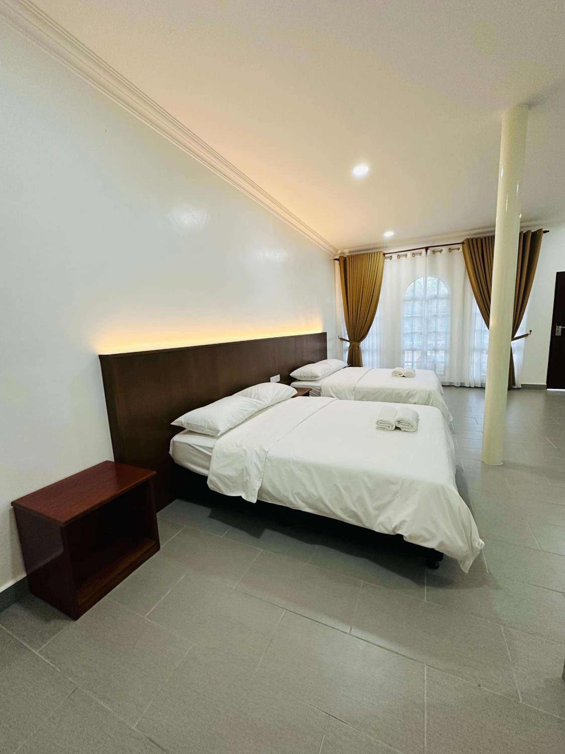 Deluxe Family Suite - Photo 8