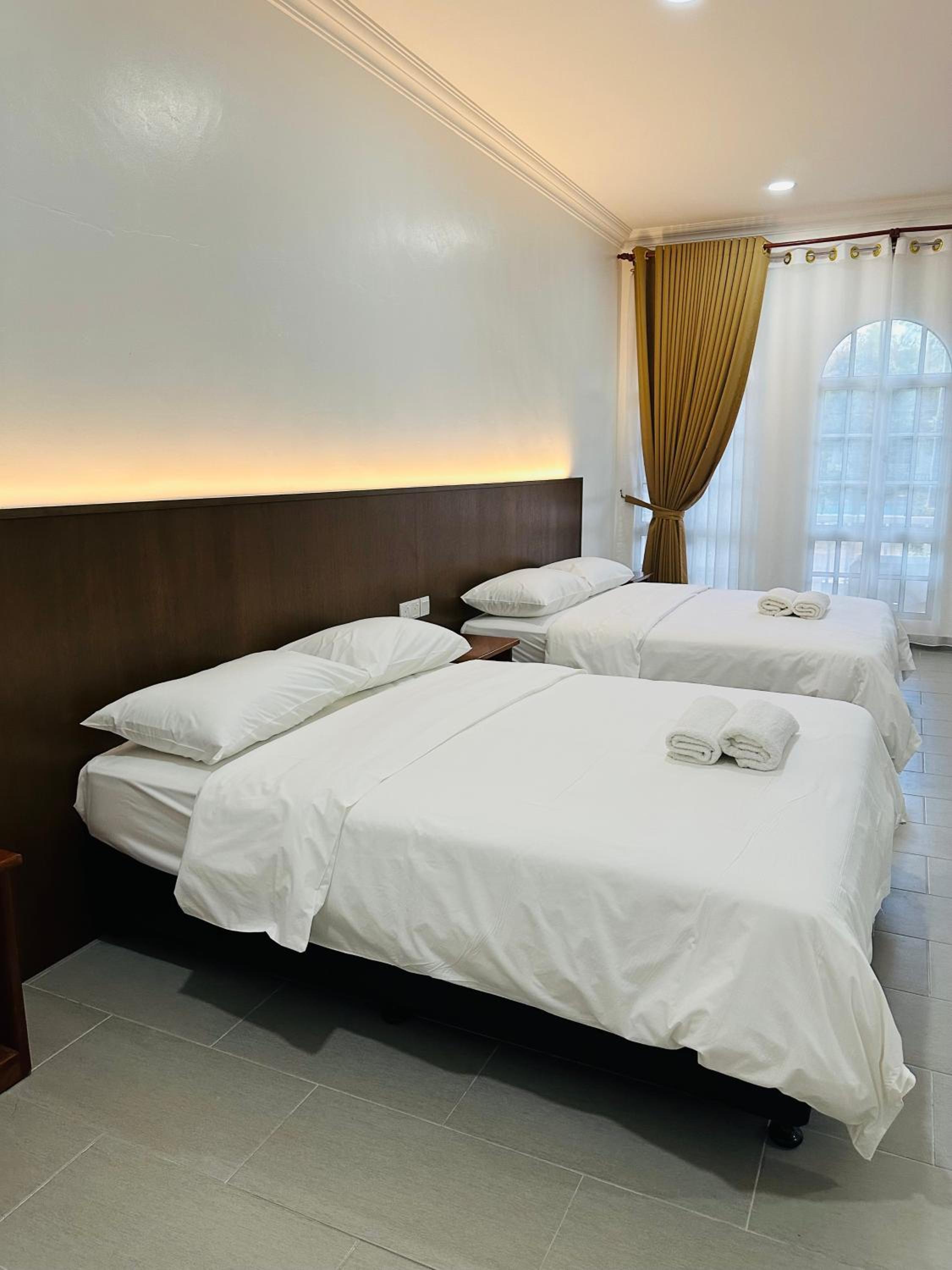 Deluxe Family Suite - Photo 7