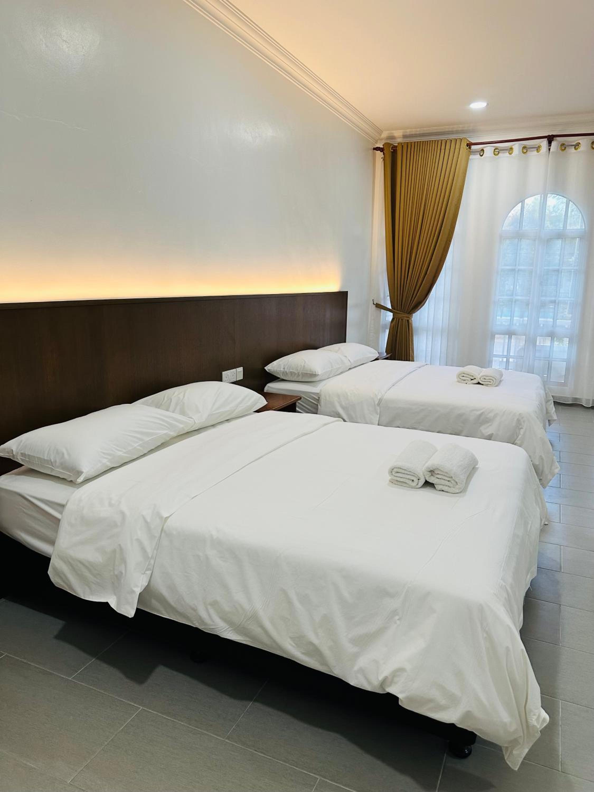 Deluxe Family Suite - Photo 3
