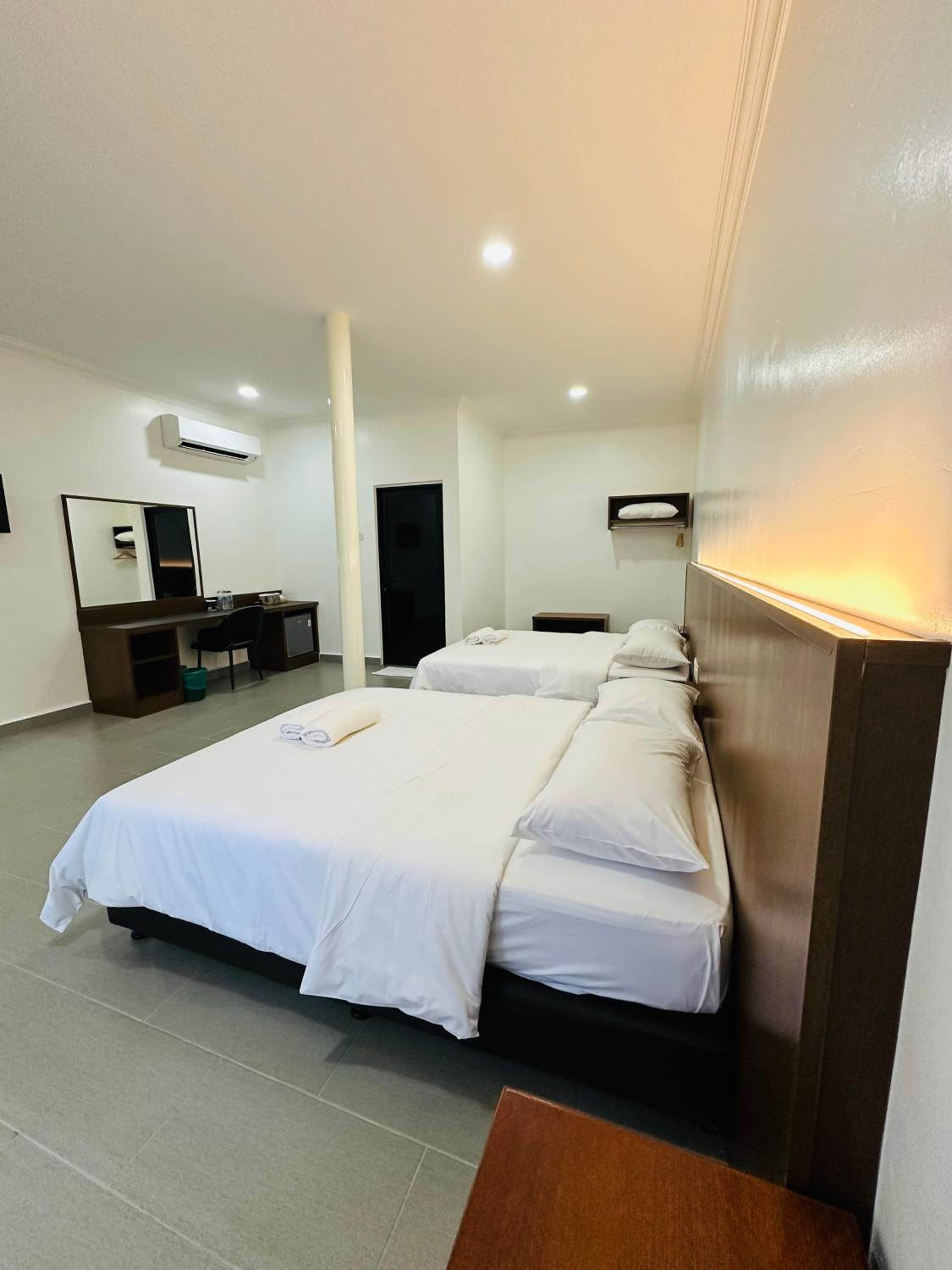 Deluxe Family Suite - Photo 2