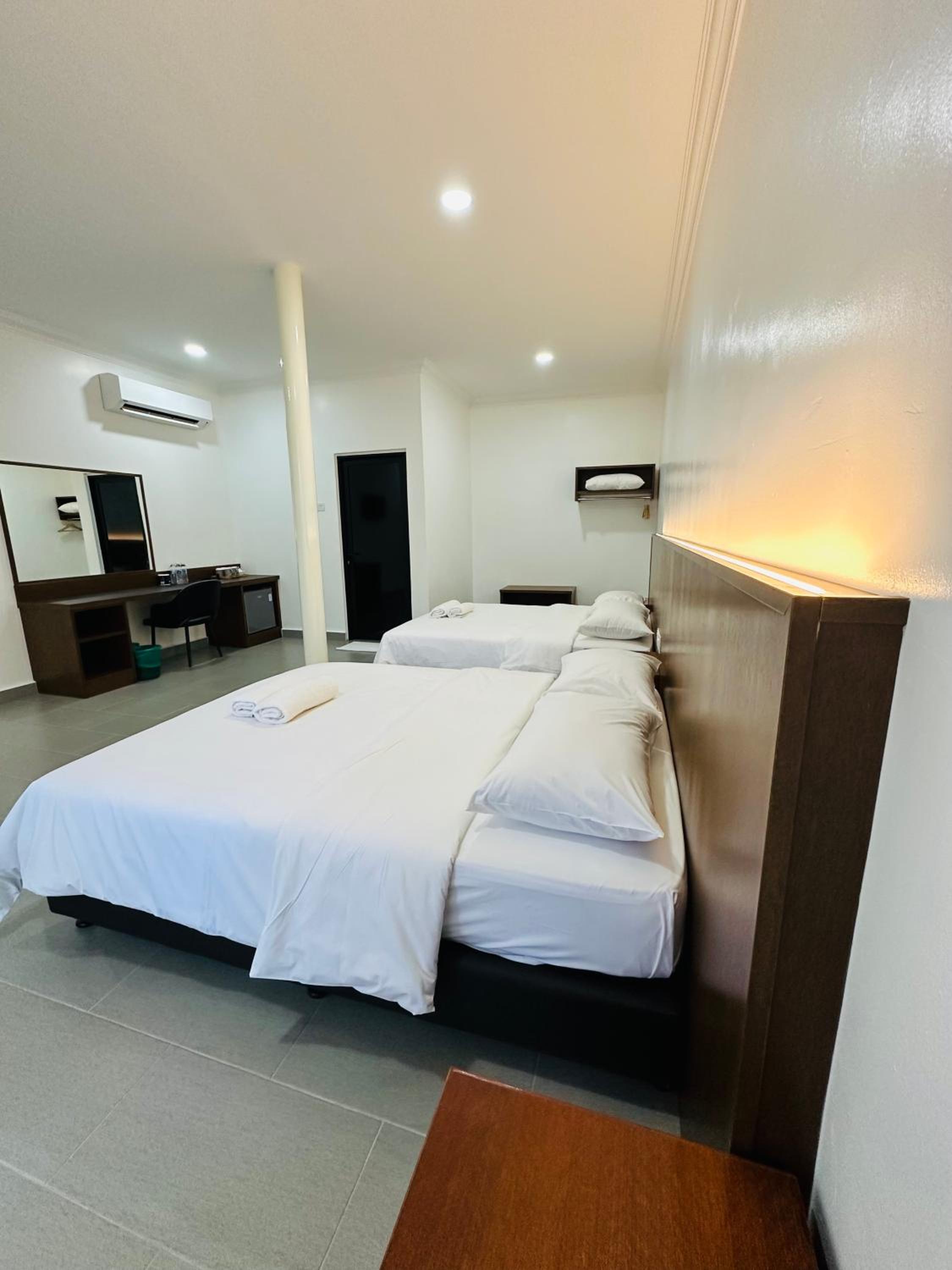 Deluxe Family Suite - Photo 5