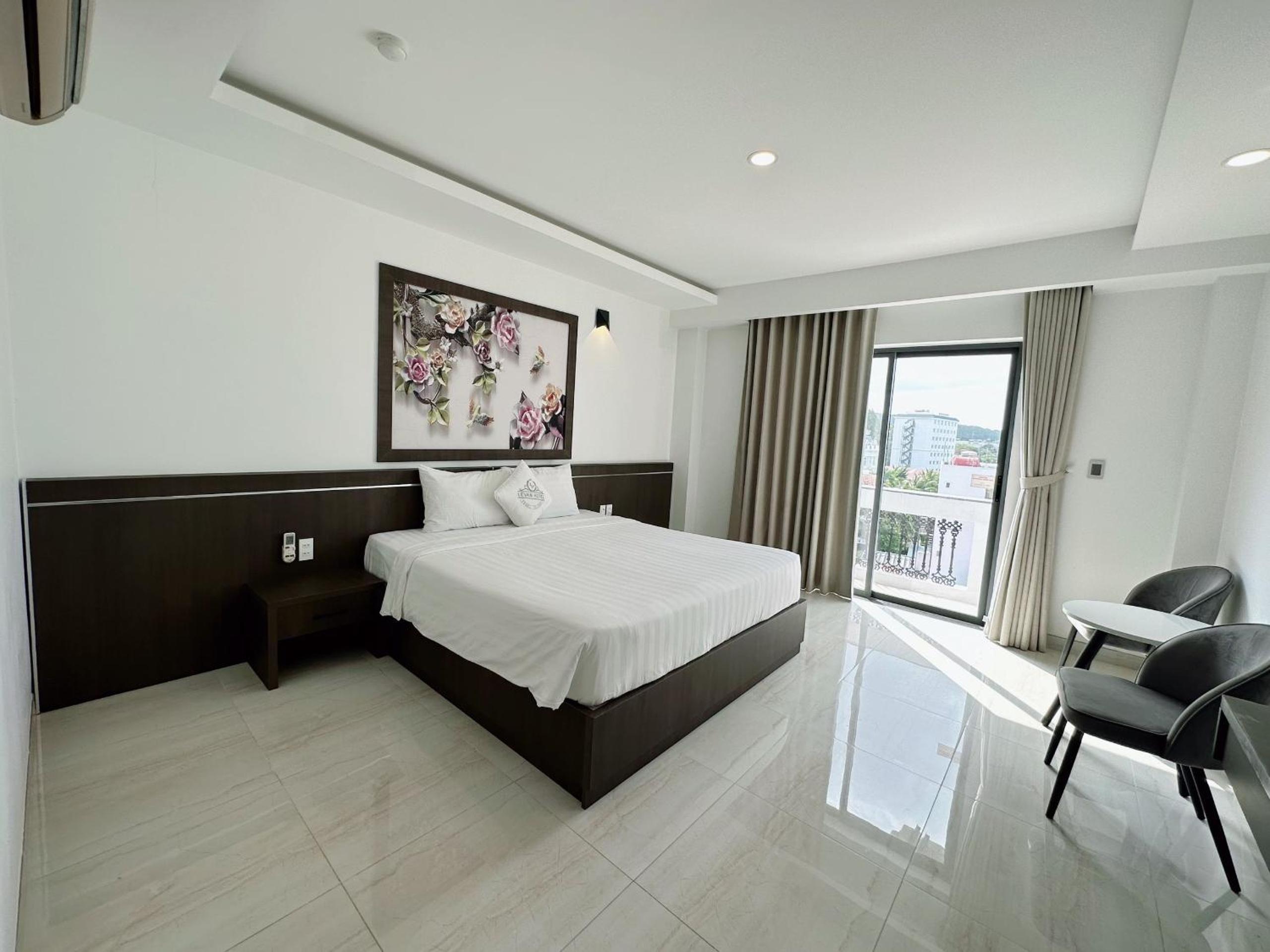 Deluxe Double Room with Side Sea View