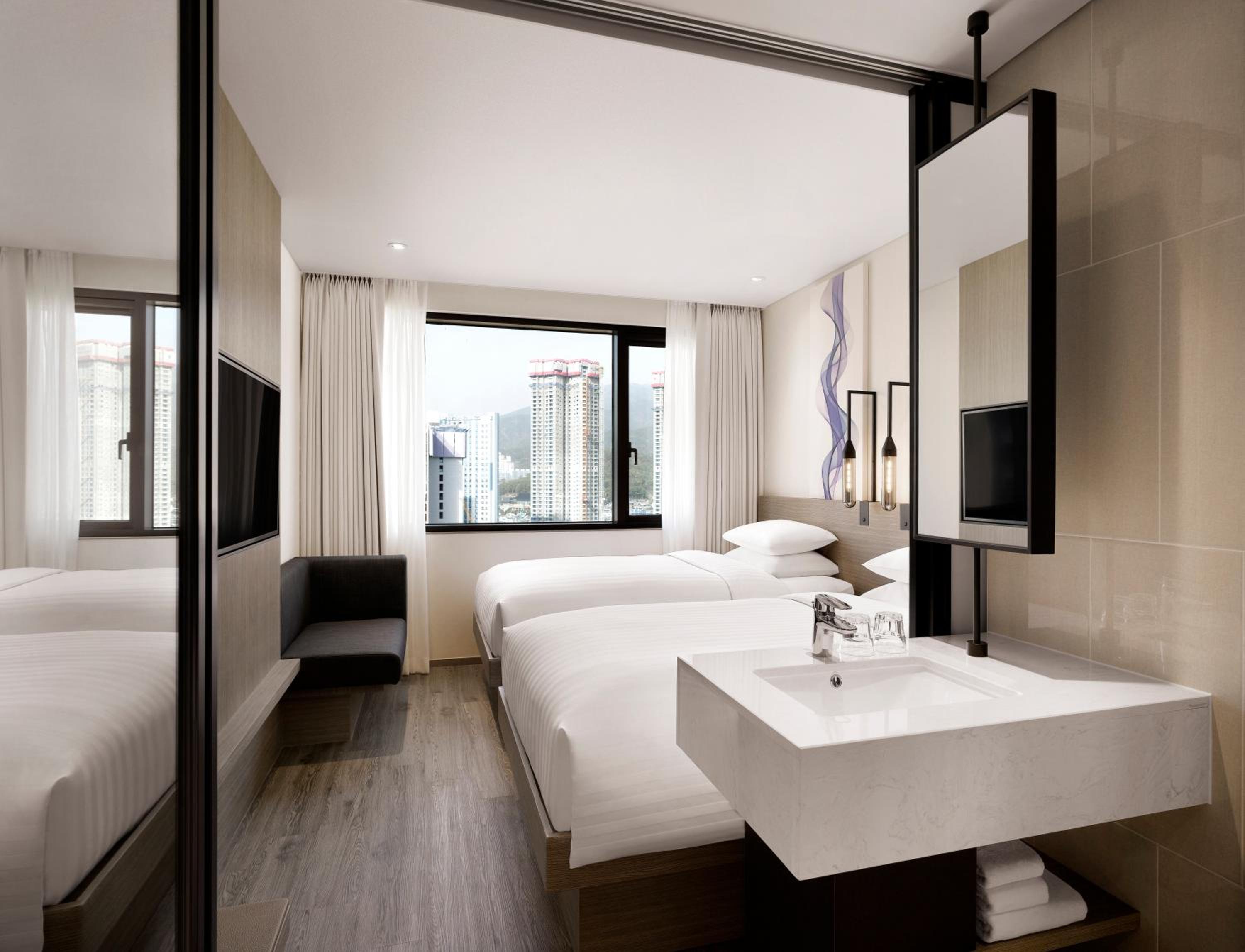 Standard Room - 2 Twin Beds with City View - Photo 1