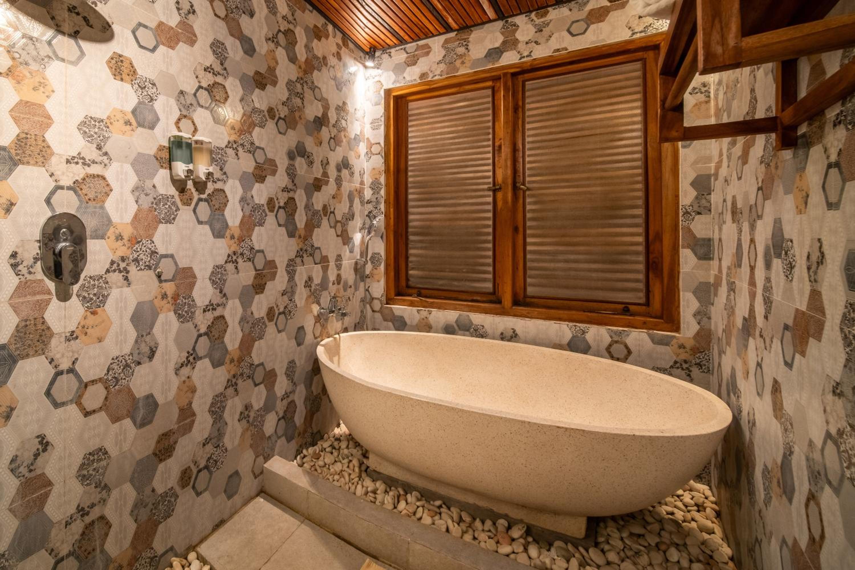 Double Room with Patio - Photo 13