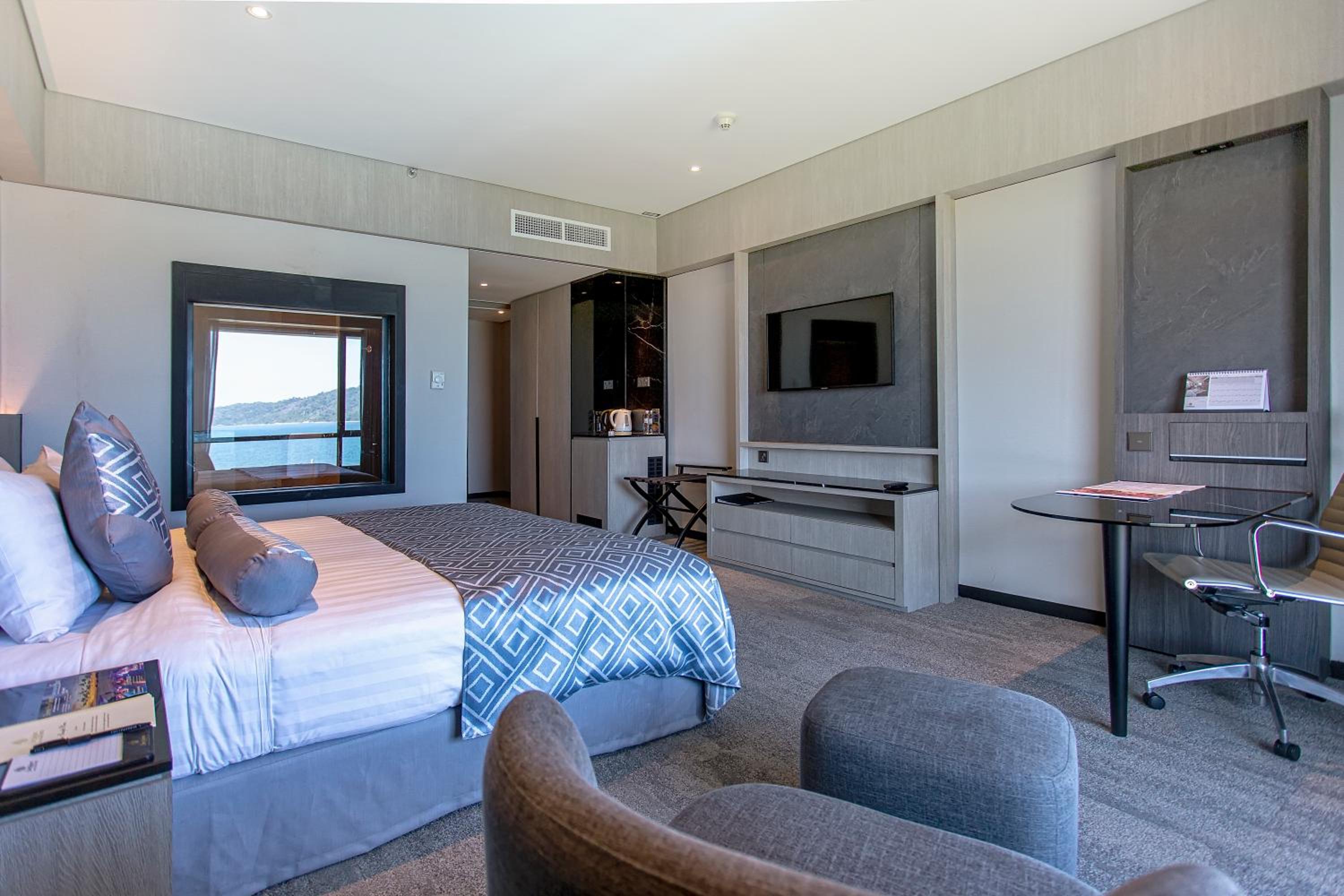 Family Escapade At The Pacific (Malaysians With Mypr Card Only) - Premium Sea View King