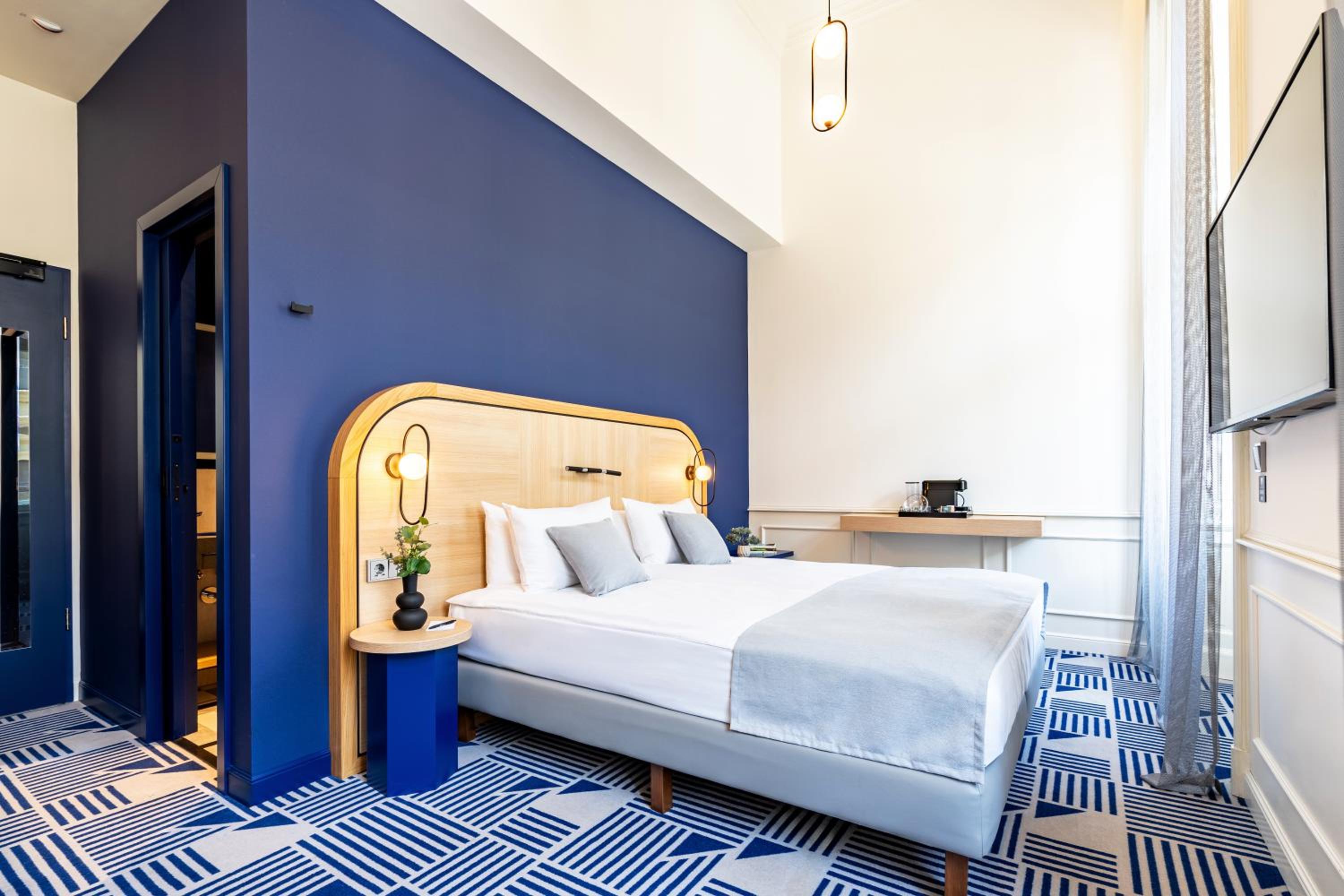Deluxe Double Room thumbnail 5