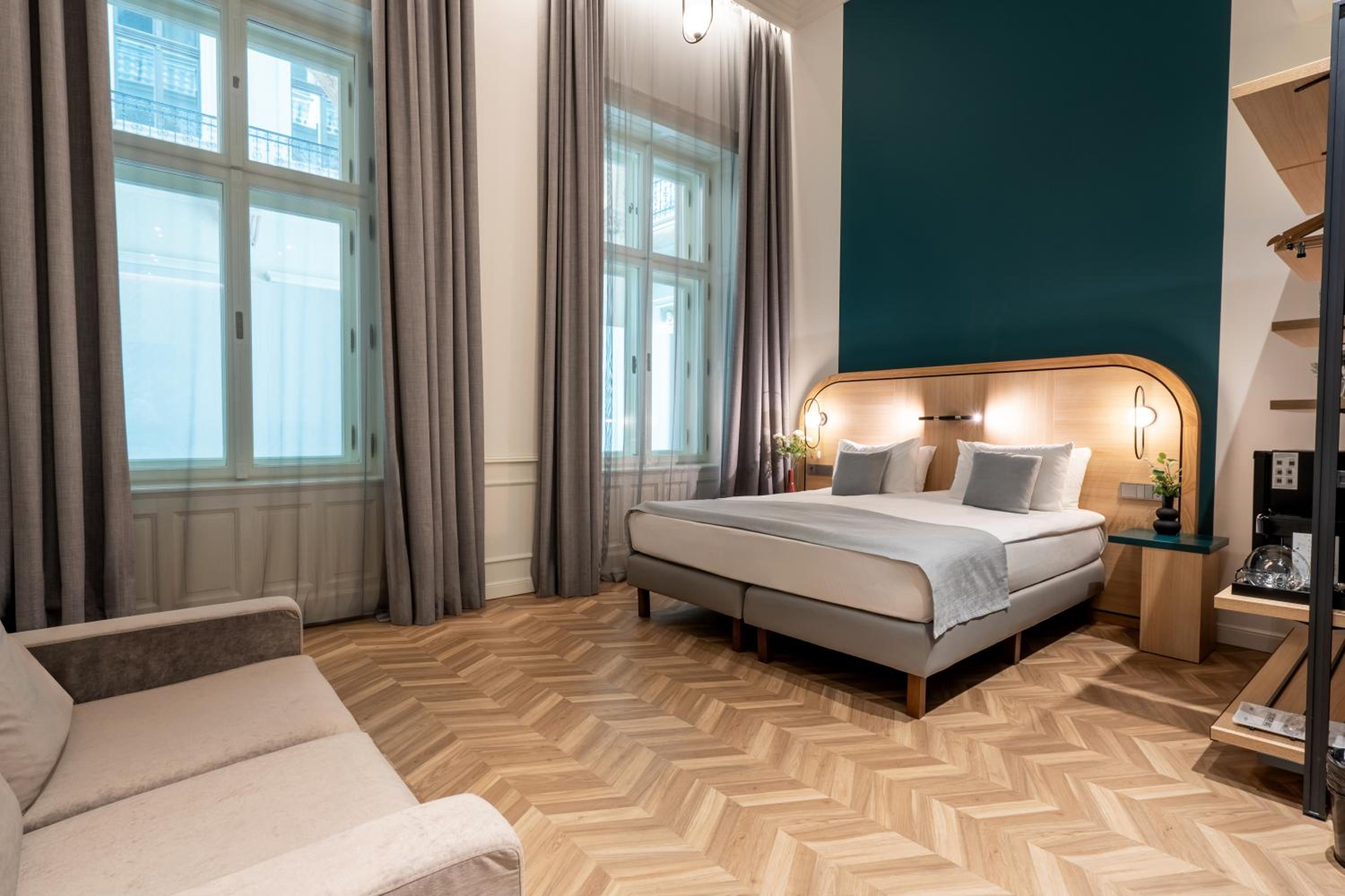 Deluxe Double Room thumbnail 6