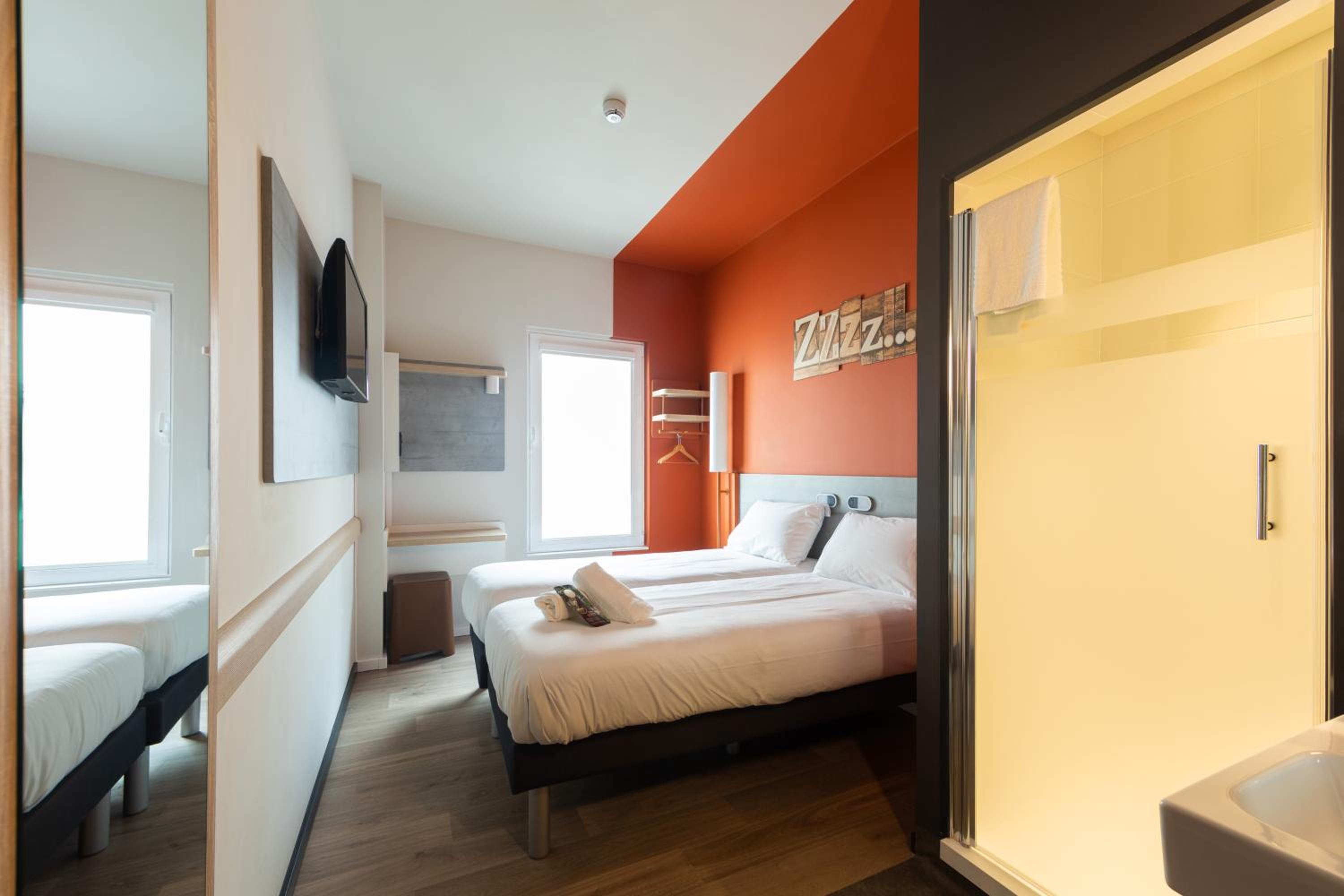 Standard Room with Two Single Beds photo 2