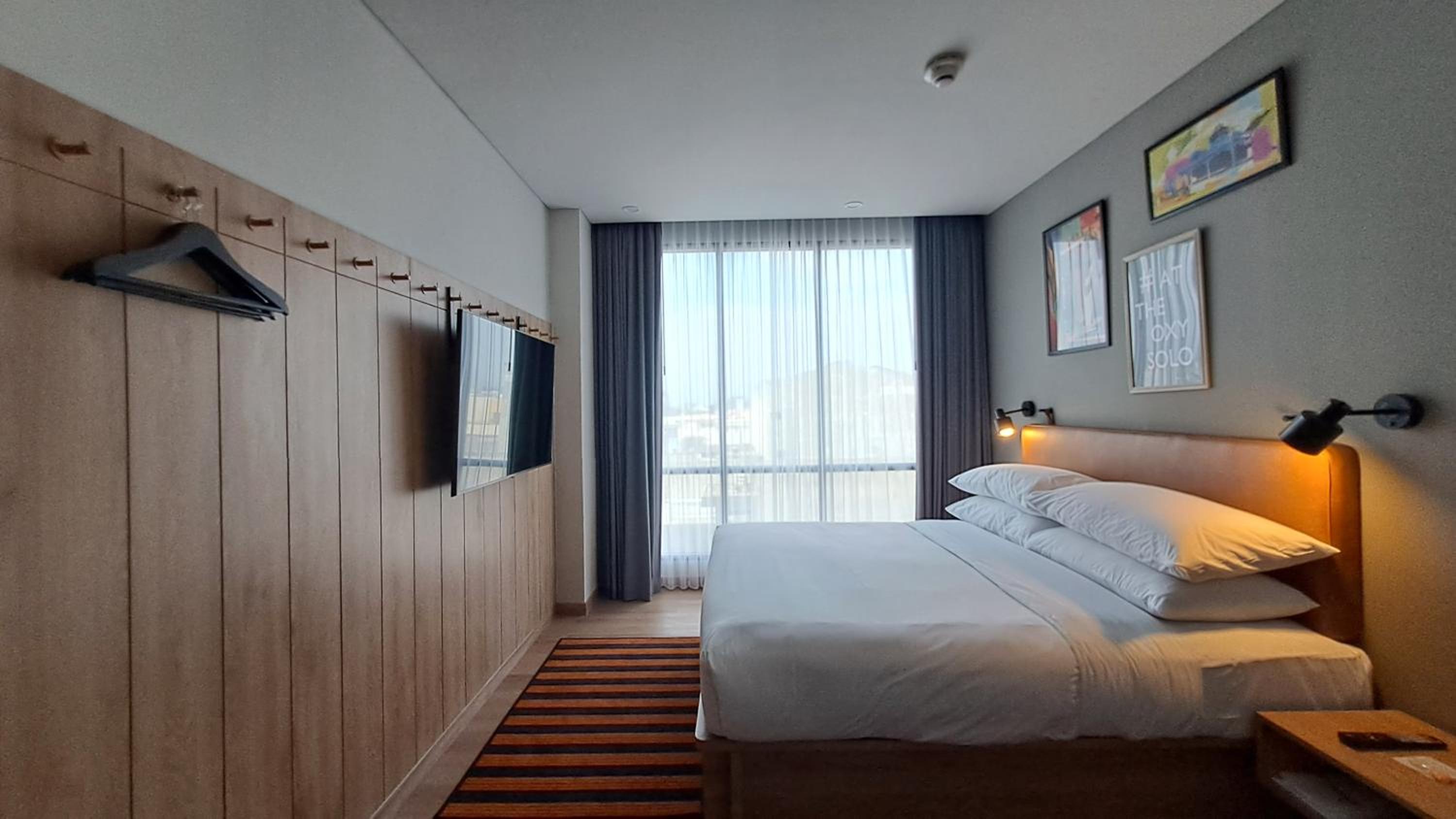 Queen Room with City View - Photo 6