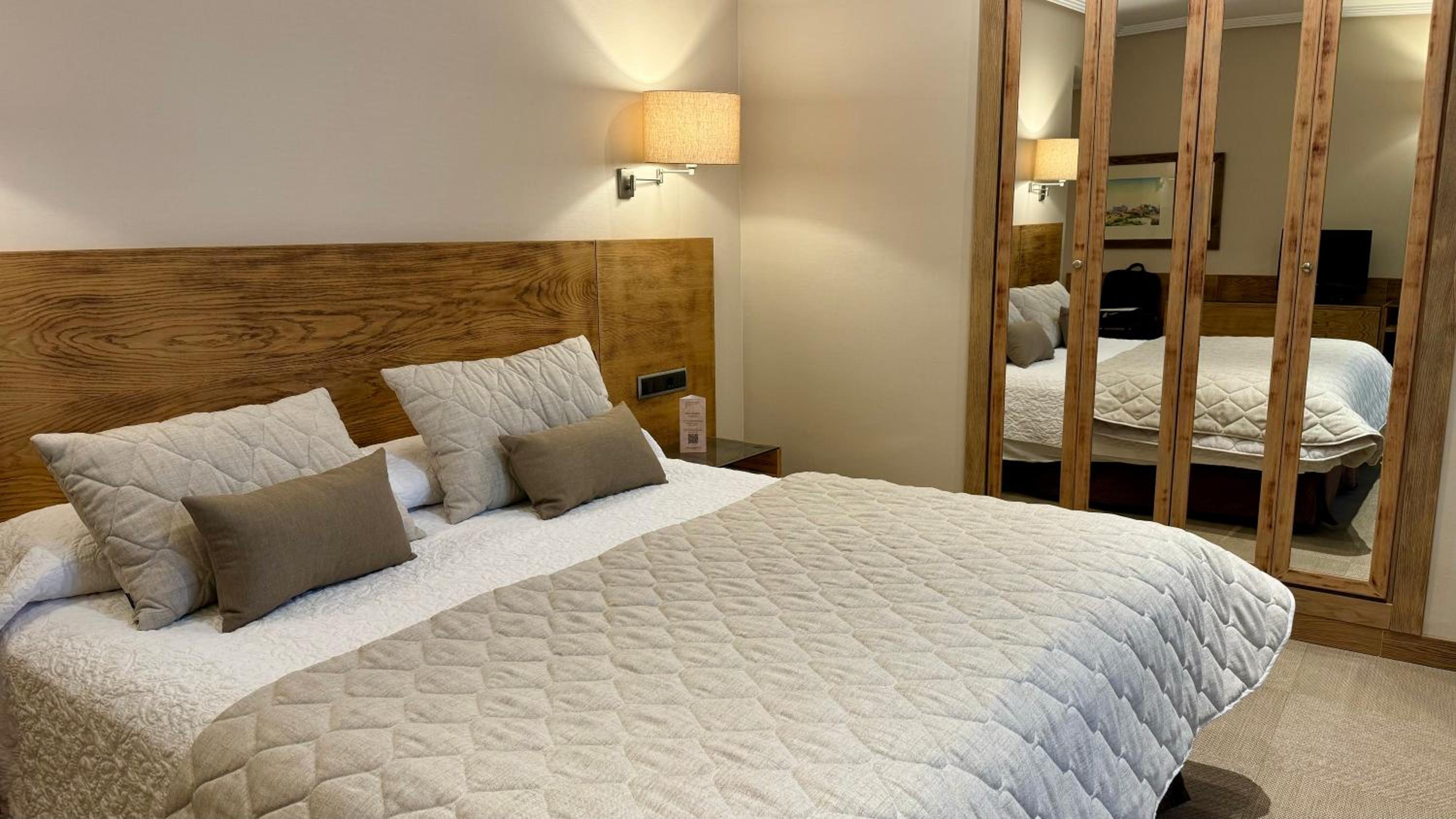 Double or Twin Room - Disabled Access - Photo 11