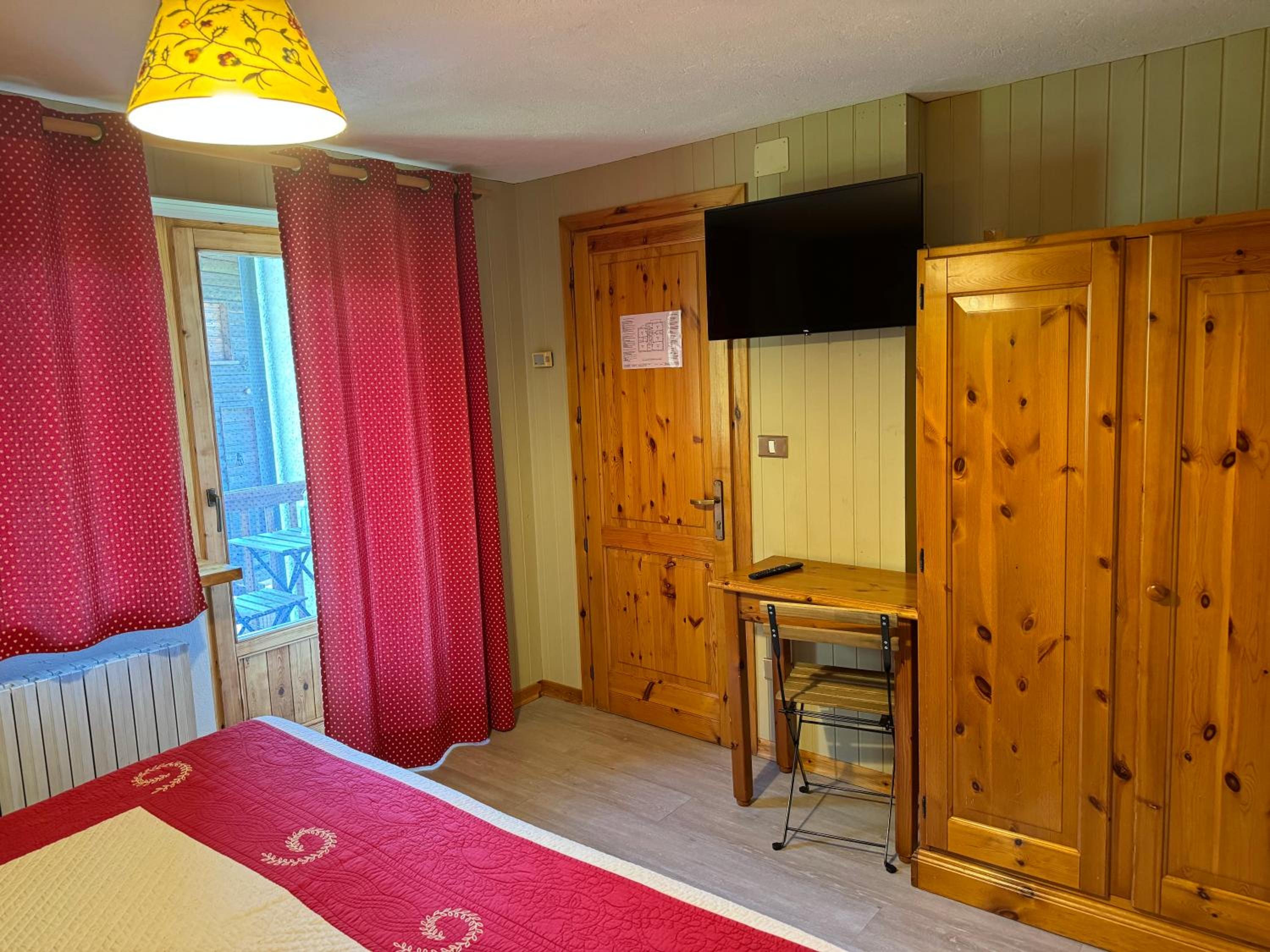 Double or Twin Room with Mountain View