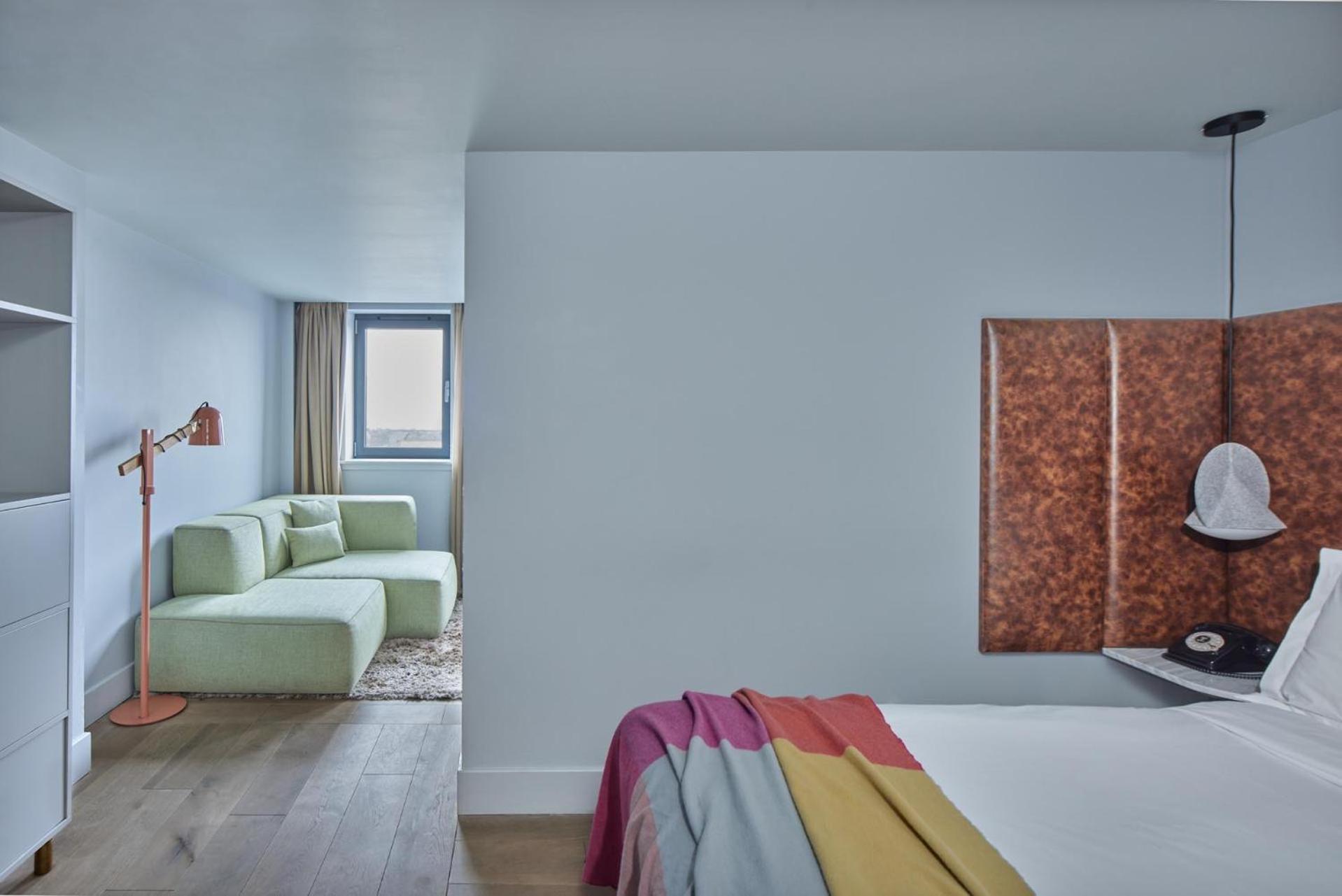 Open Plan Suite – Twin photo 2