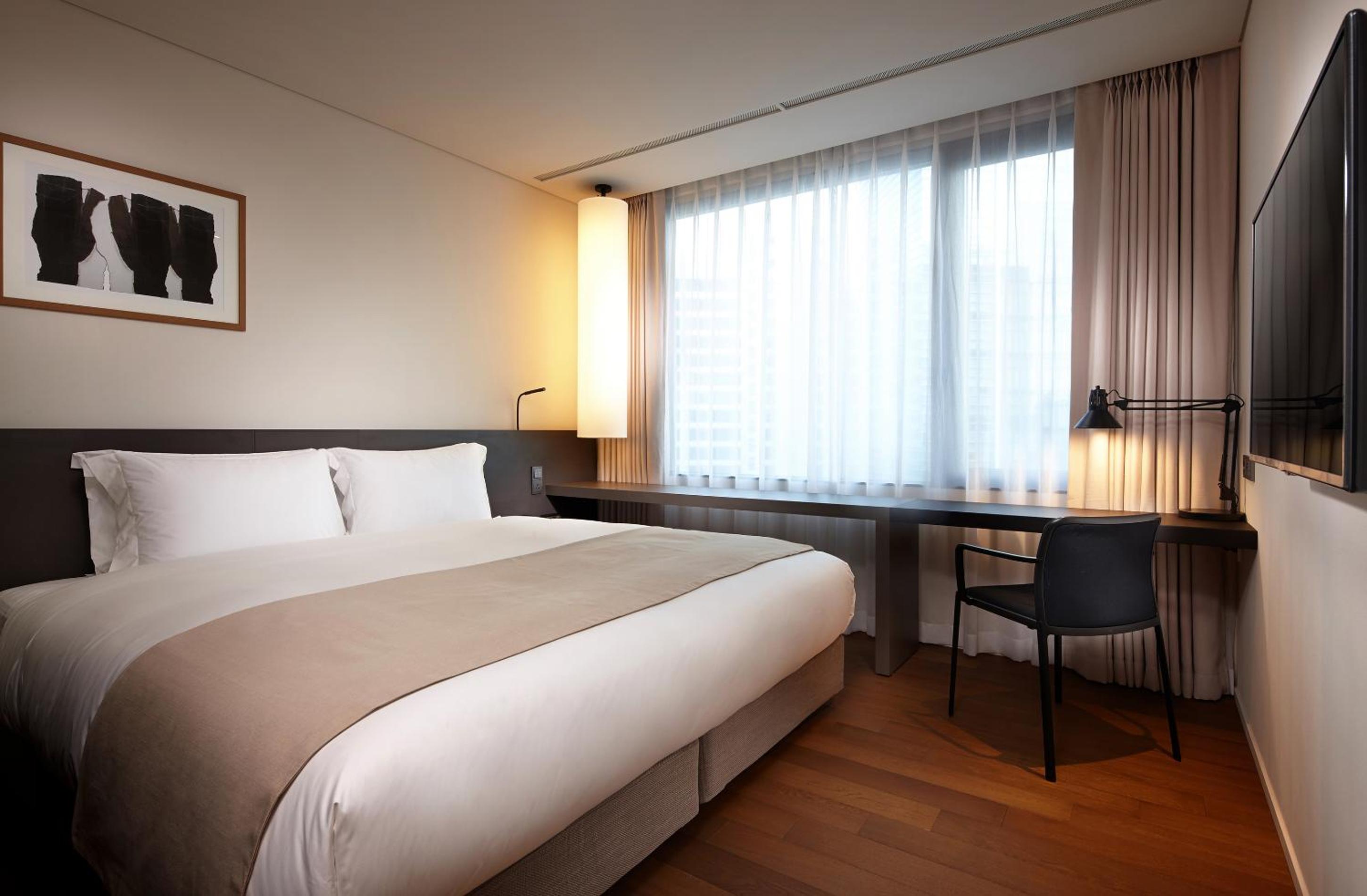 [Autumn Adventure Stay] Standard Hollywood Double + 2 Shilla Stay Camping Chairs (Per Booking)